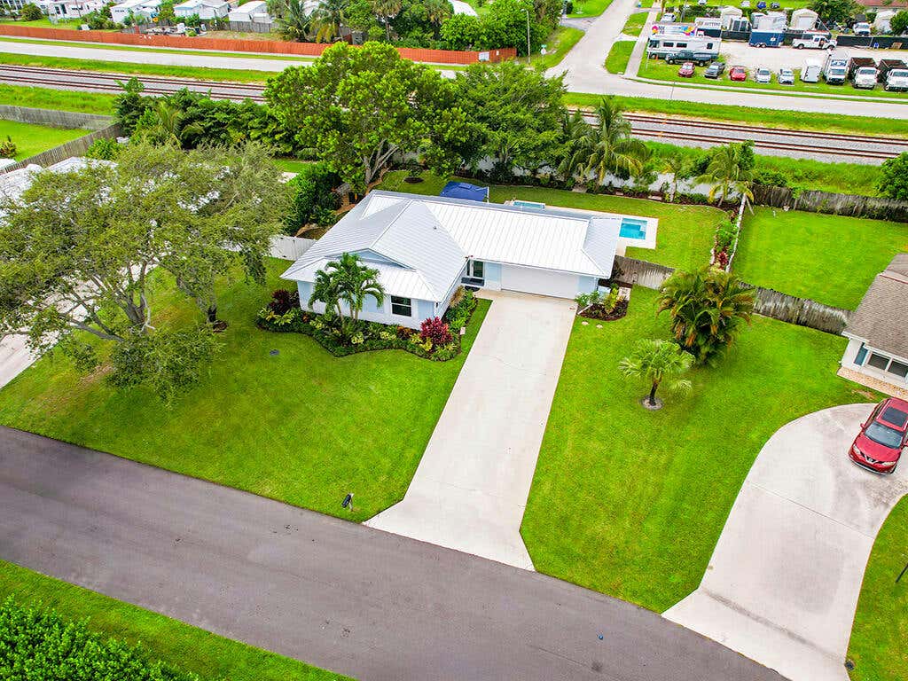 8652 SE SANDCASTLE CIR, HOBE SOUND, FL 33455, photo 1 of 29