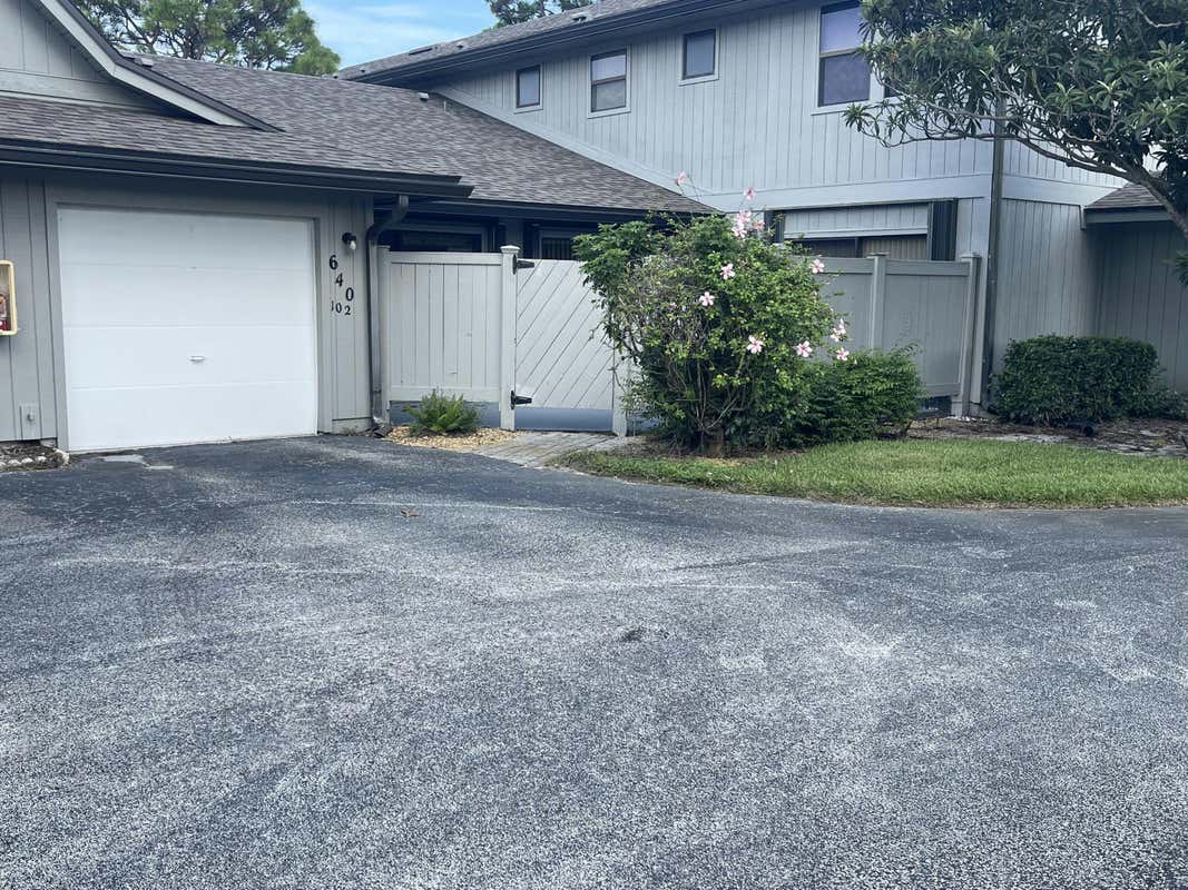 640 N CENTRE CT SW, VERO BEACH, FL 32962, photo 1 of 30