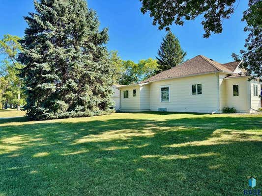 350 W WALNUT ST, CANISTOTA, SD 57012 - Image 1