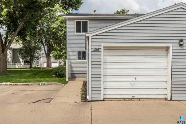 1007 S BRIDGEPORT PL, SIOUX FALLS, SD 57106, photo 2 of 19