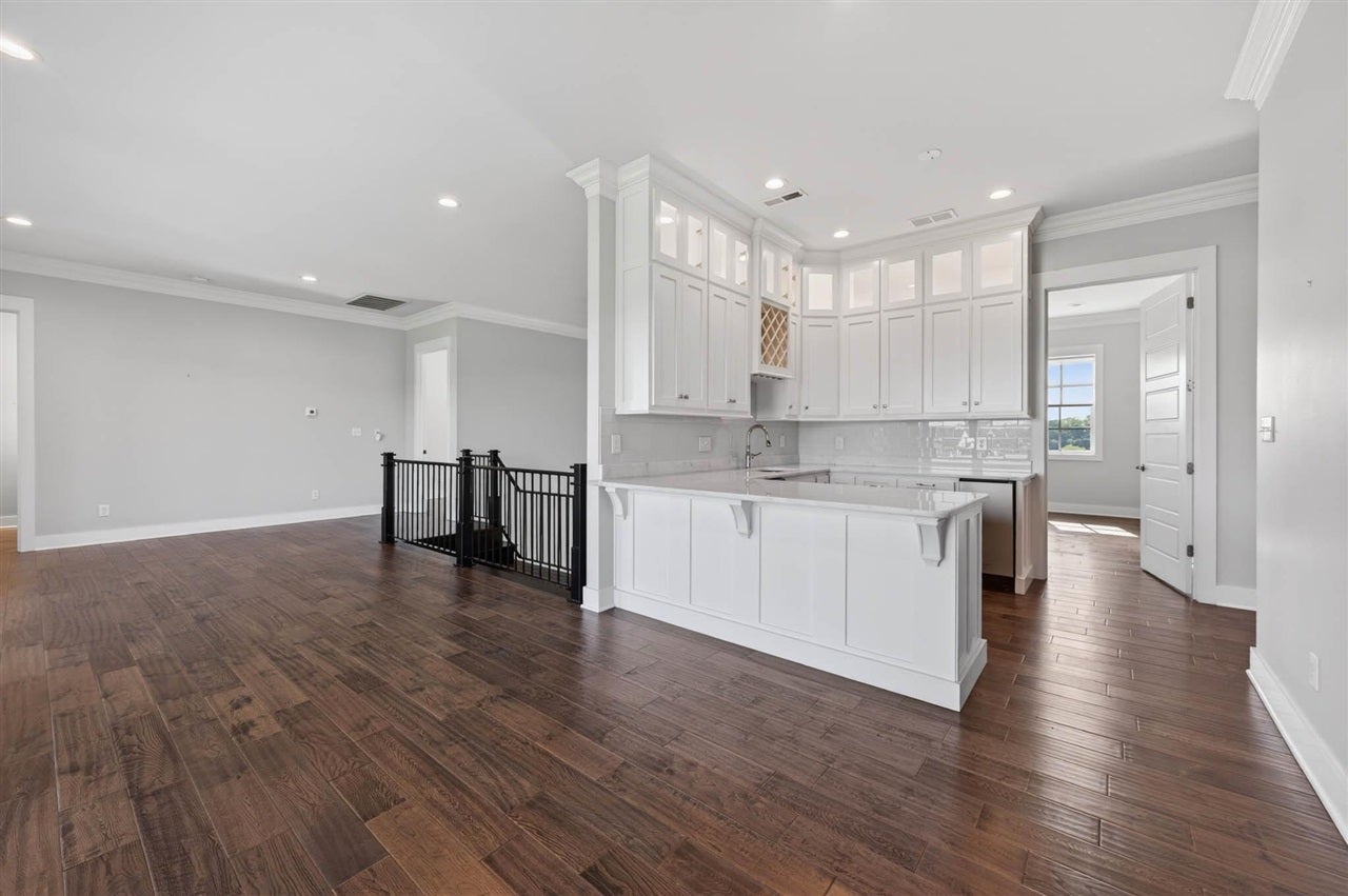 Bowling Green, Kentucky, 42103, United States, 5 Bedrooms Bedrooms, ,7 BathroomsBathrooms,Residential,Active,2045544