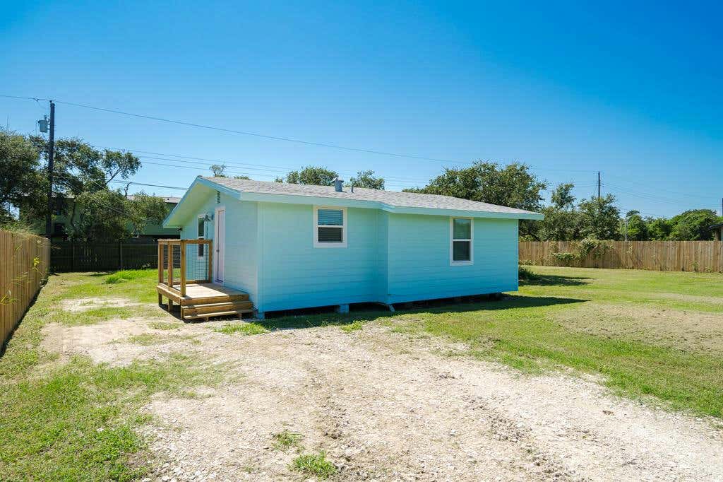 248 POST OAK LN, ROCKPORT, TX 78382, photo 1 of 40