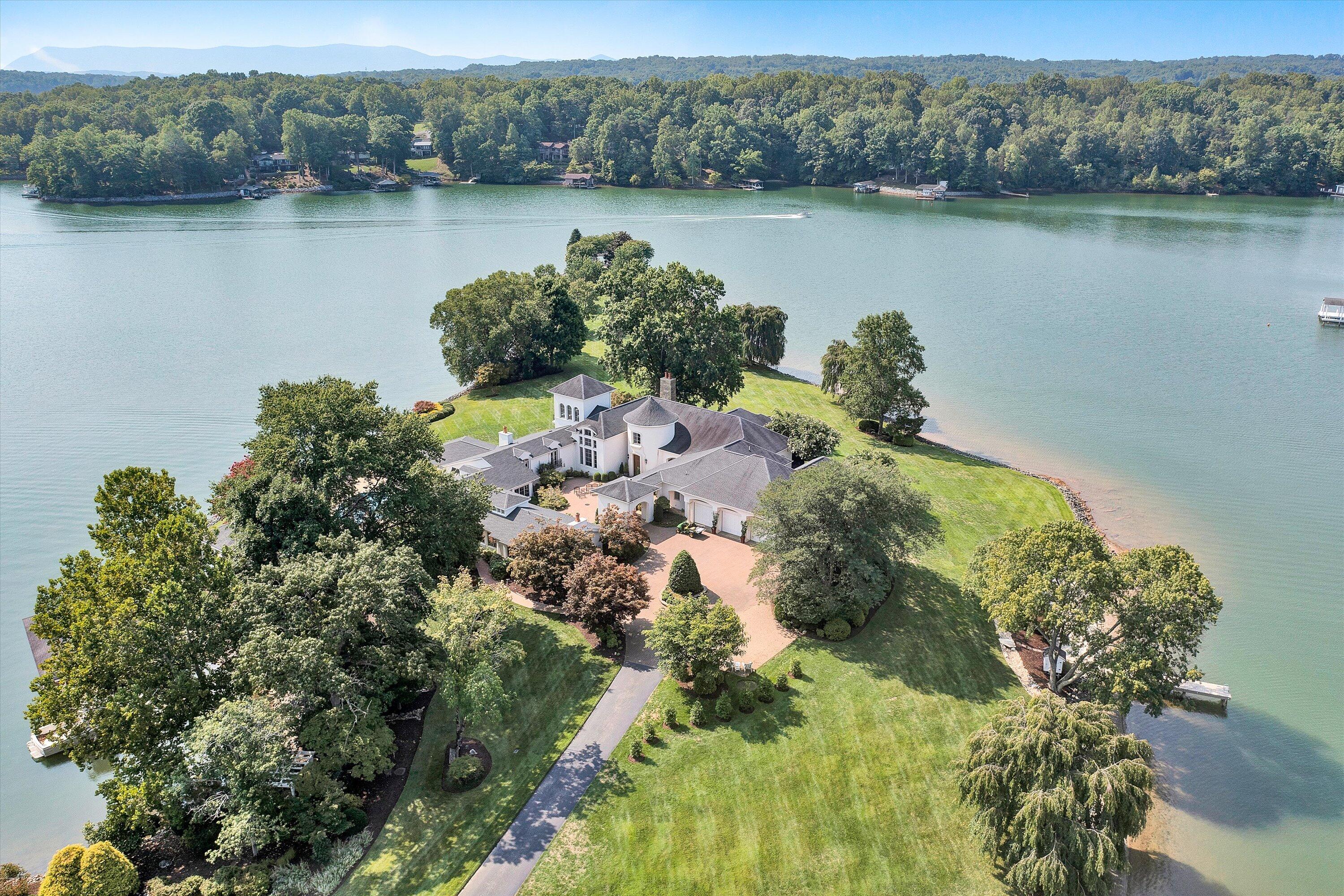 Moneta, Virginia, 24121, United States, 5 Bedrooms Bedrooms, ,9 BathroomsBathrooms,Residential,Active,1919403