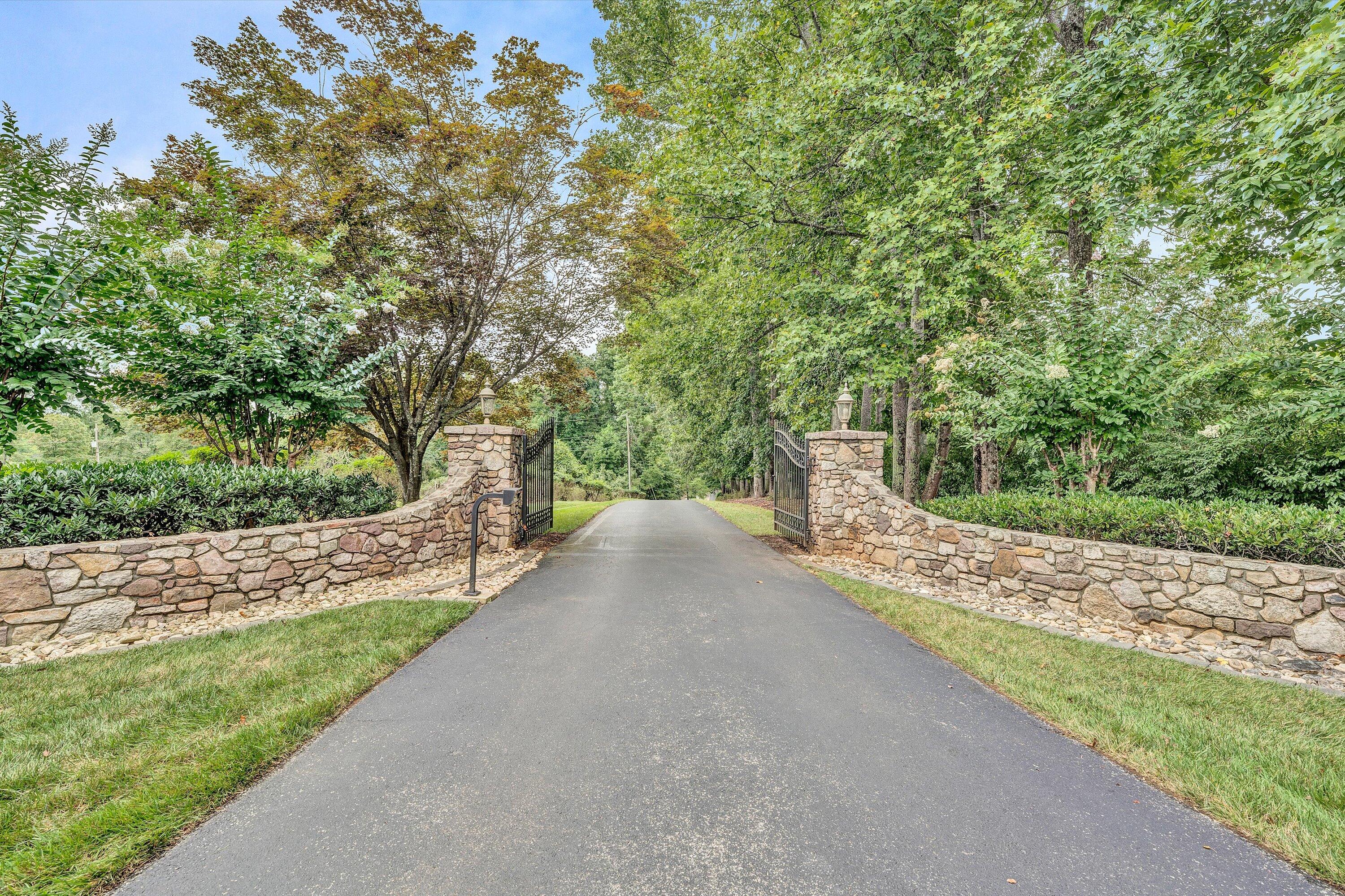 Moneta, Virginia, 24121, United States, 5 Bedrooms Bedrooms, ,9 BathroomsBathrooms,Residential,Active,1919403