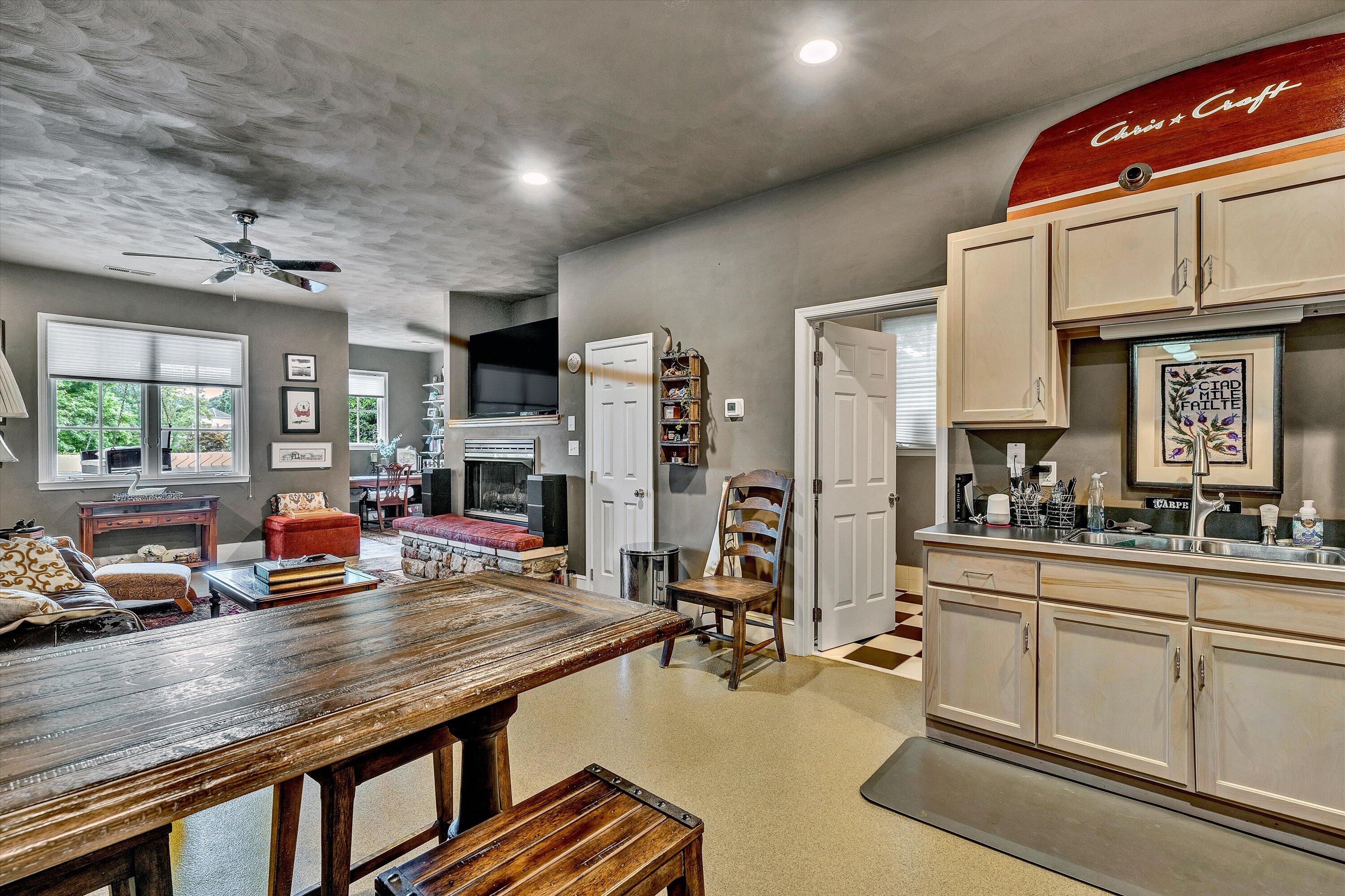Moneta, Virginia, 24121, United States, 5 Bedrooms Bedrooms, ,9 BathroomsBathrooms,Residential,Active,1919403