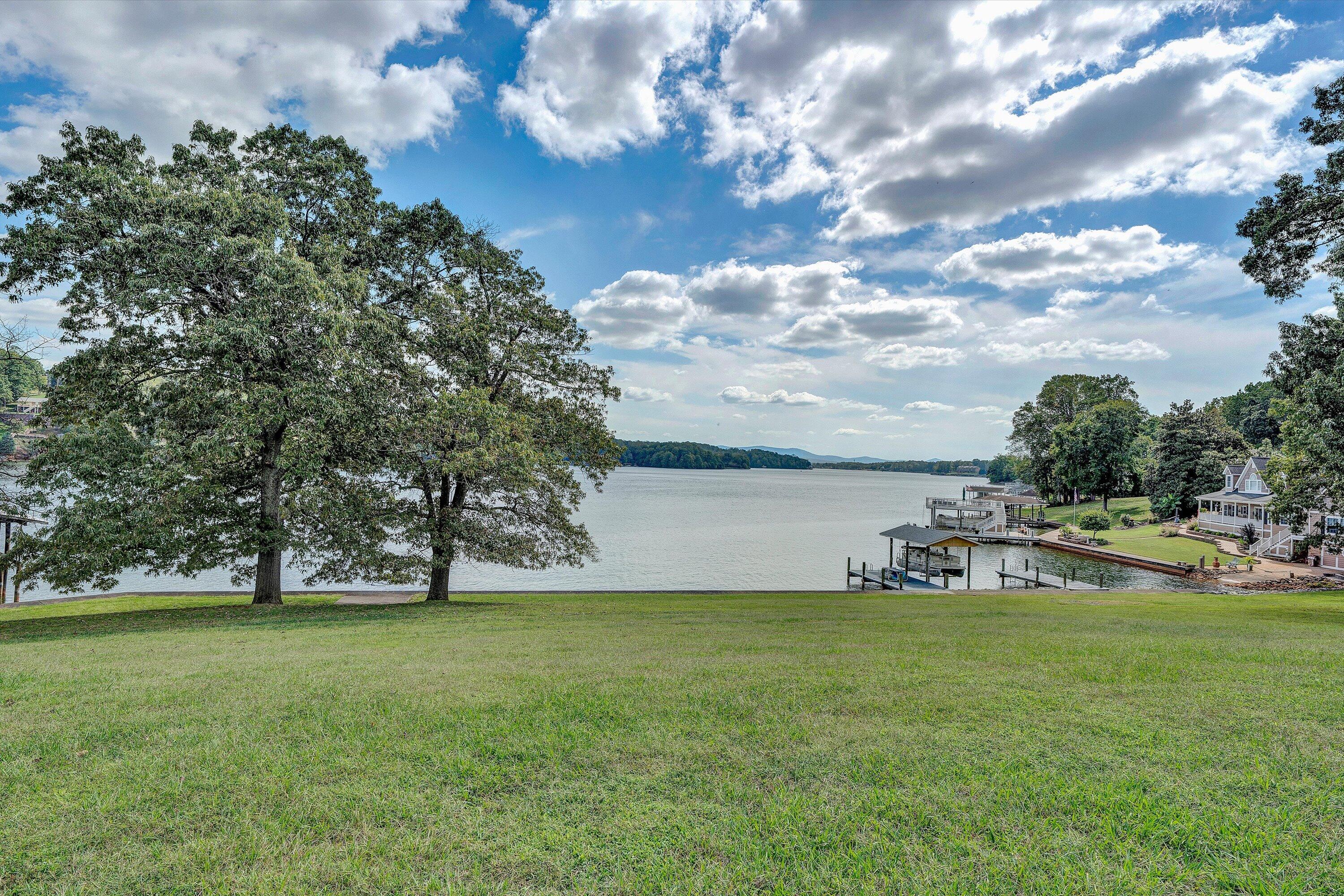 Moneta, Virginia, 24121, United States, 6 Bedrooms Bedrooms, ,7 BathroomsBathrooms,Residential,Active,1953664