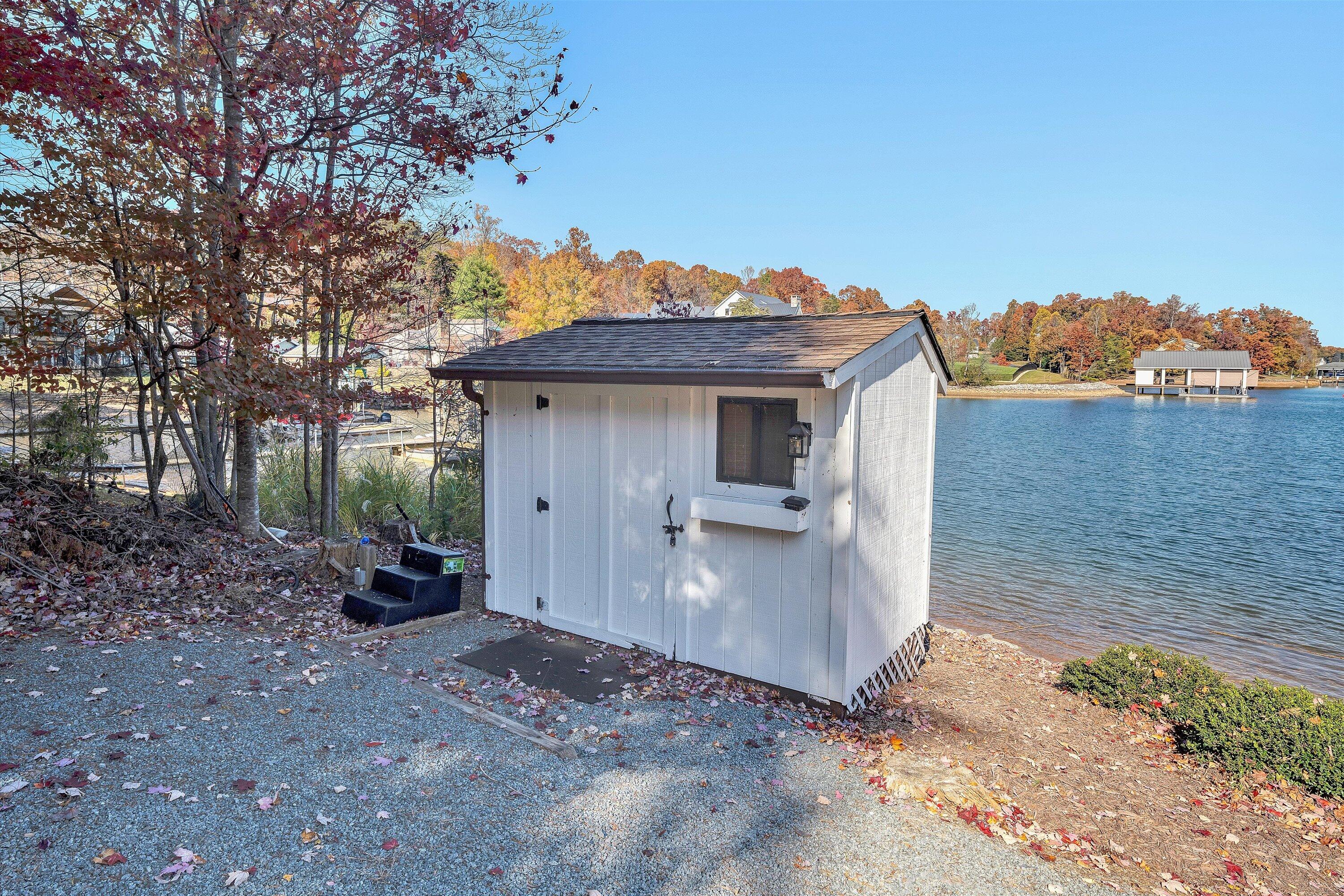 Moneta, Virginia, 24121, United States, 3 Bedrooms Bedrooms, ,3 BathroomsBathrooms,Residential,Active,1988476