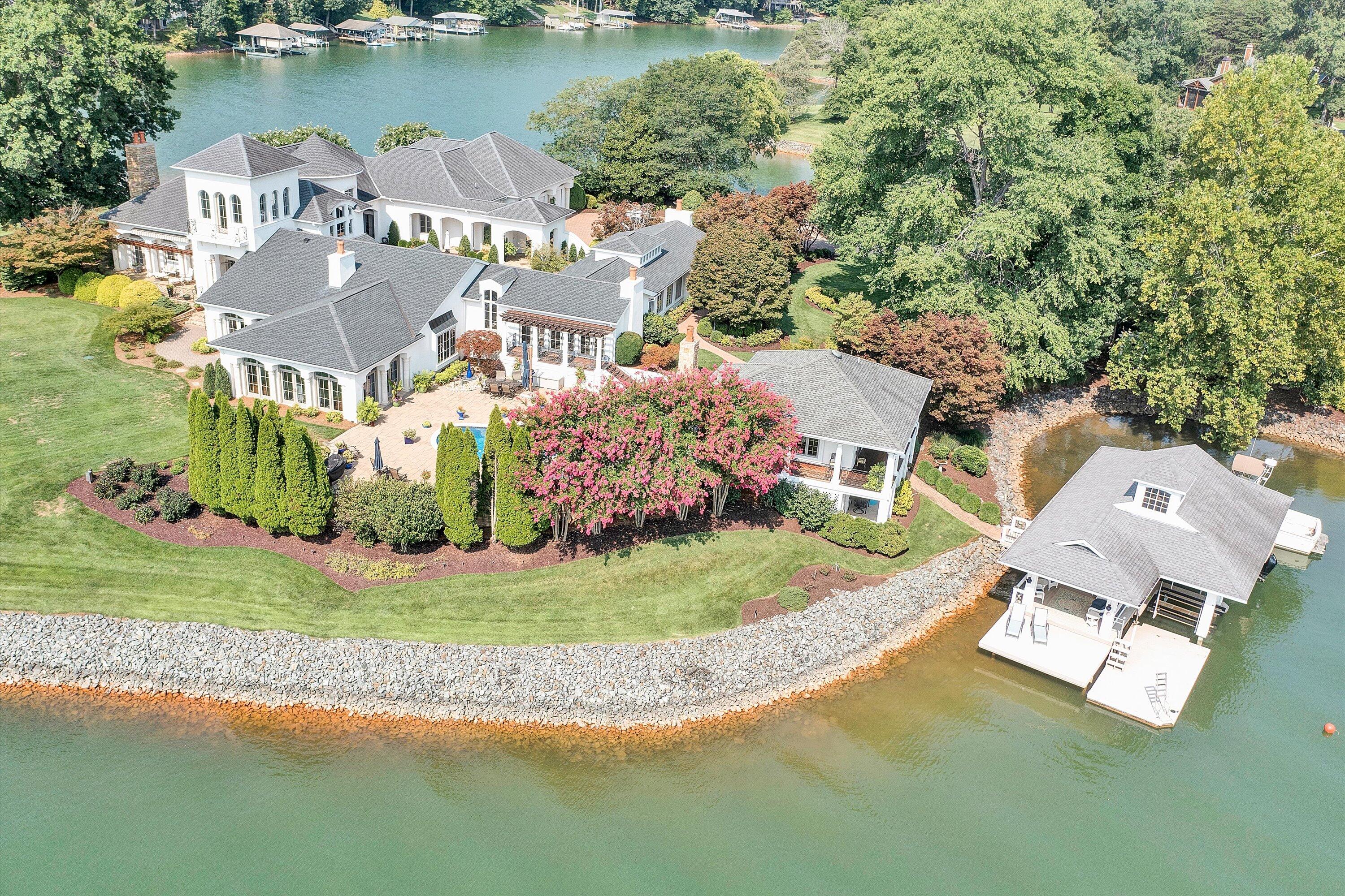 Moneta, Virginia, 24121, United States, 5 Bedrooms Bedrooms, ,9 BathroomsBathrooms,Residential,Active,1919403