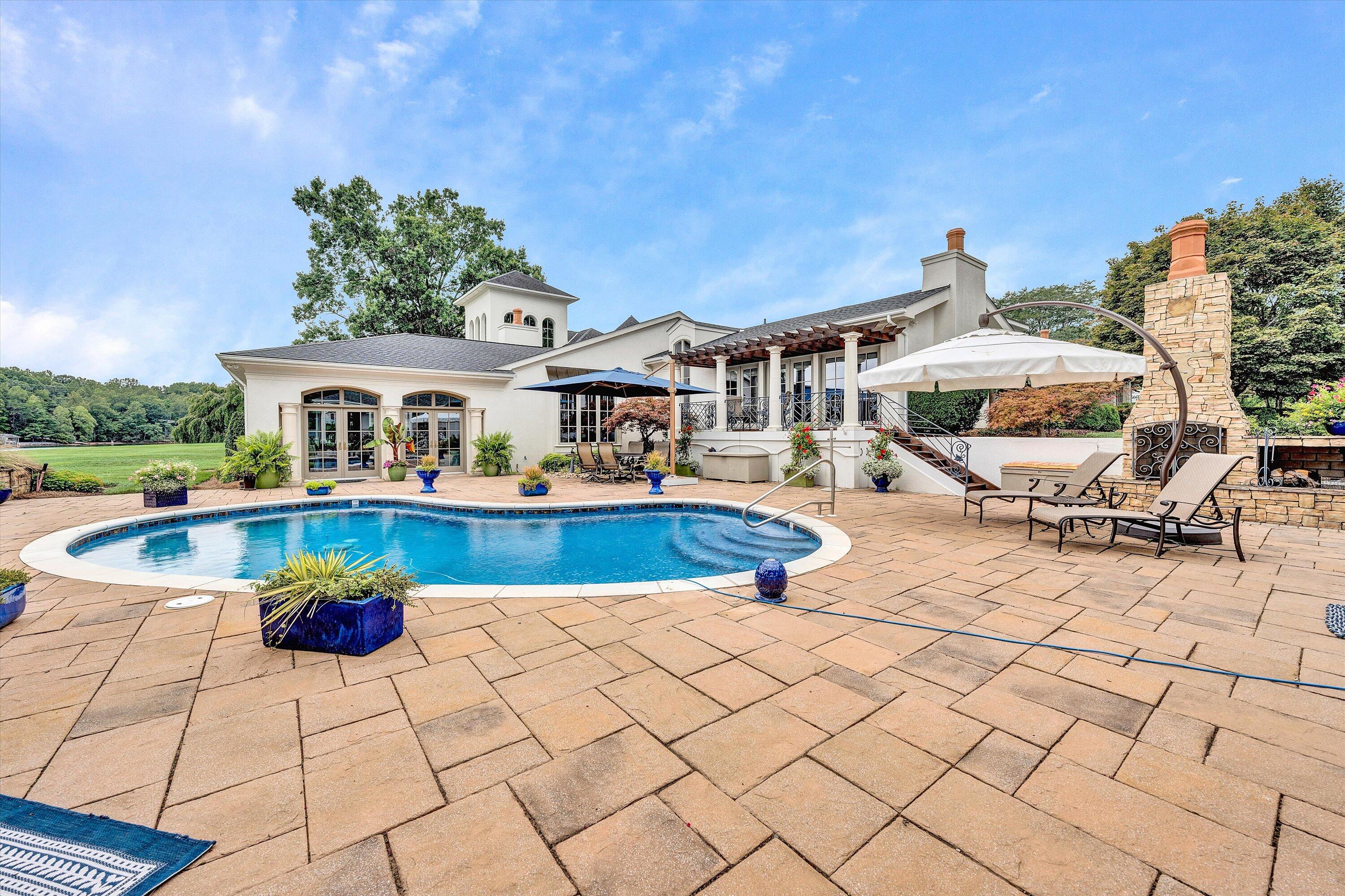Moneta, Virginia, 24121, United States, 5 Bedrooms Bedrooms, ,9 BathroomsBathrooms,Residential,Active,1919403