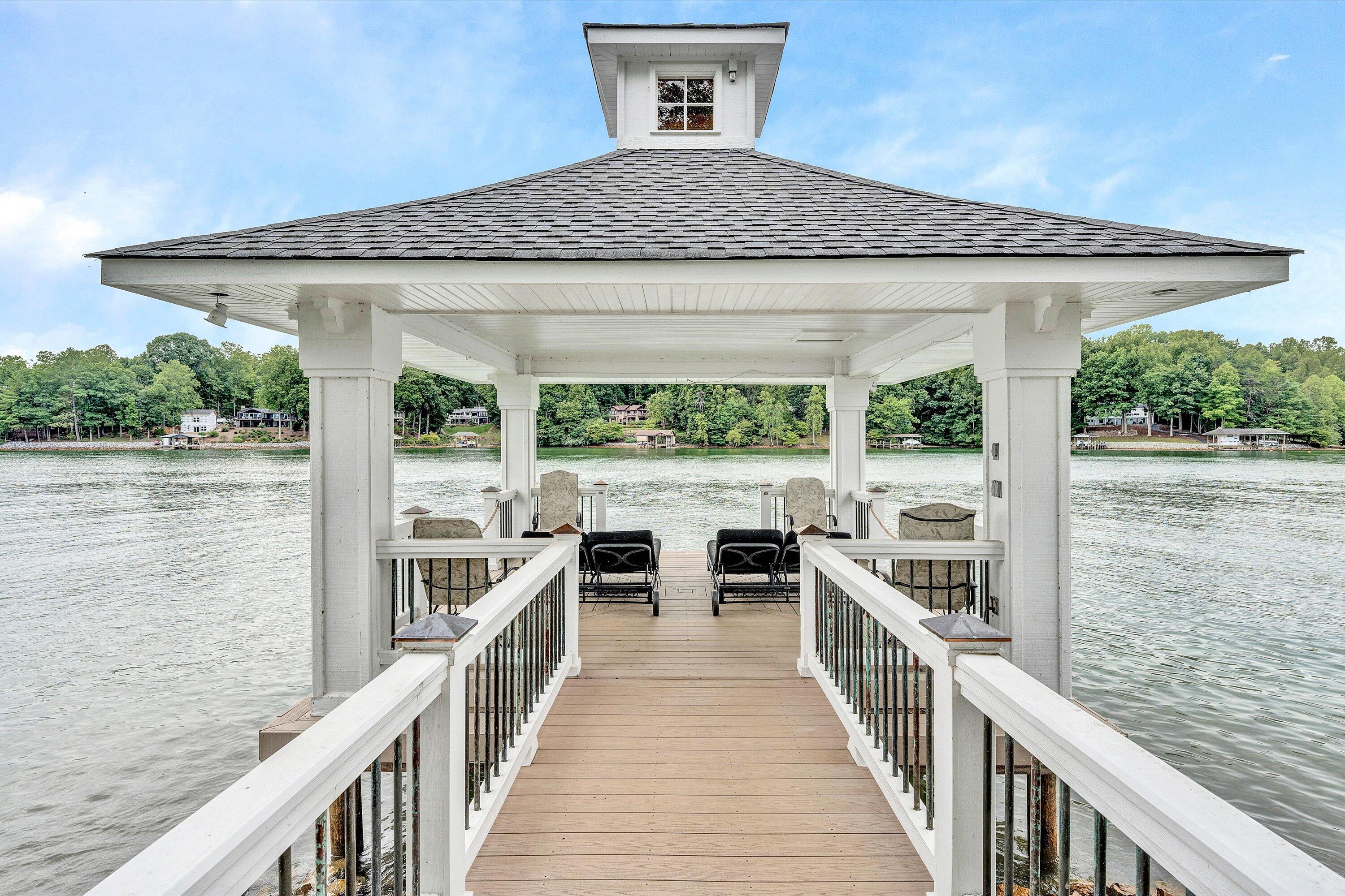 Moneta, Virginia, 24121, United States, 5 Bedrooms Bedrooms, ,9 BathroomsBathrooms,Residential,Active,1919403