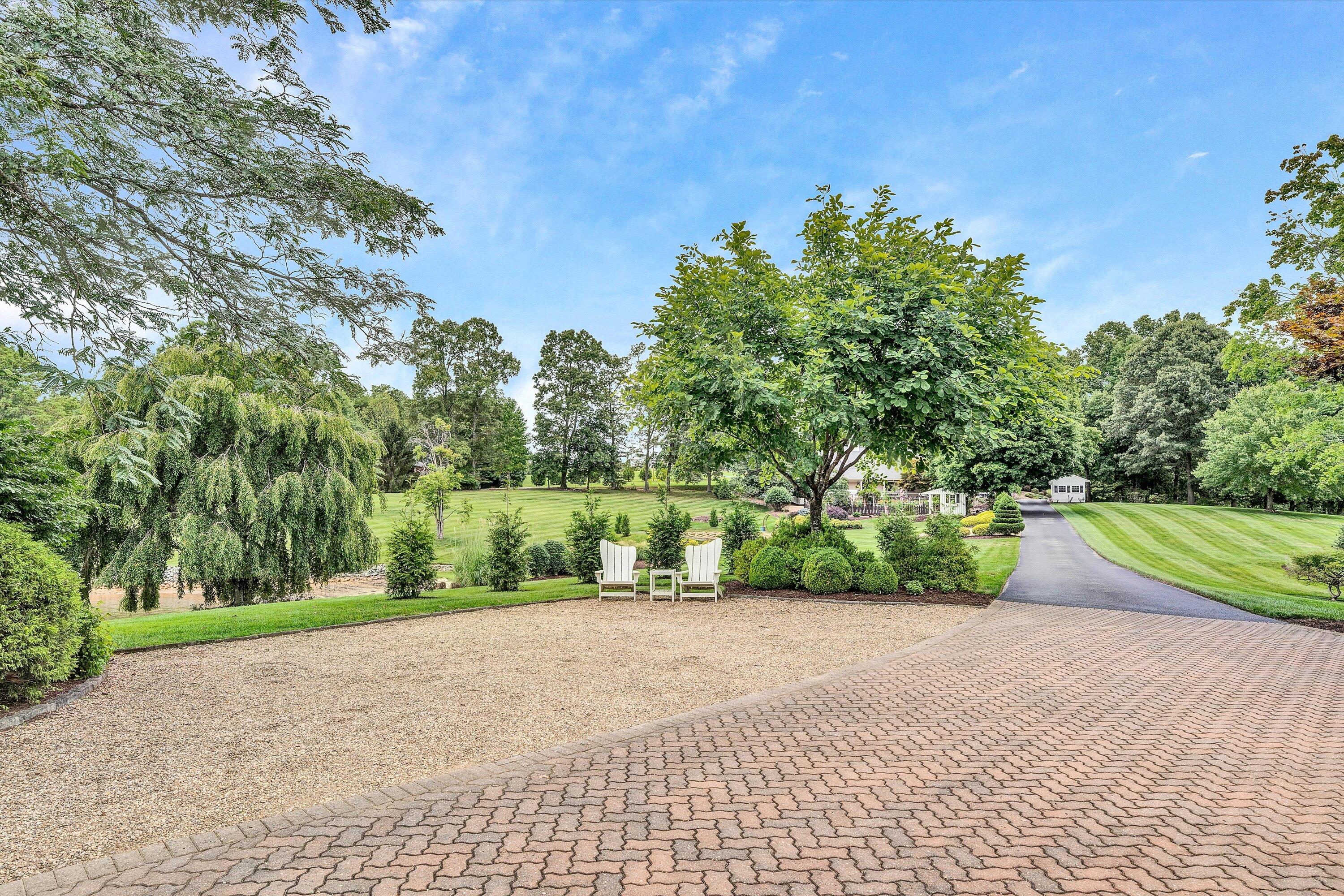 Moneta, Virginia, 24121, United States, 5 Bedrooms Bedrooms, ,9 BathroomsBathrooms,Residential,Active,1919403