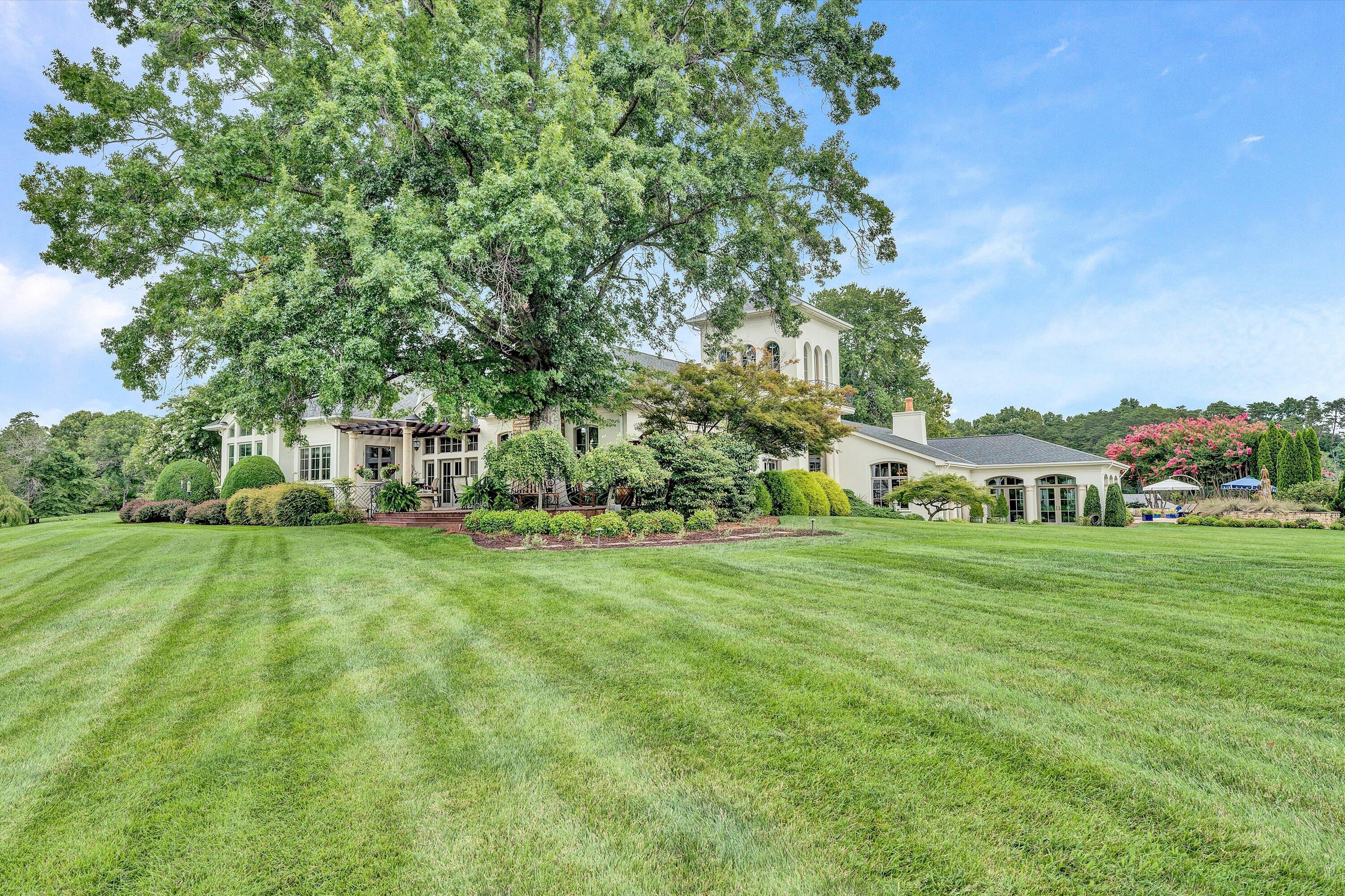 Moneta, Virginia, 24121, United States, 5 Bedrooms Bedrooms, ,9 BathroomsBathrooms,Residential,Active,1919403