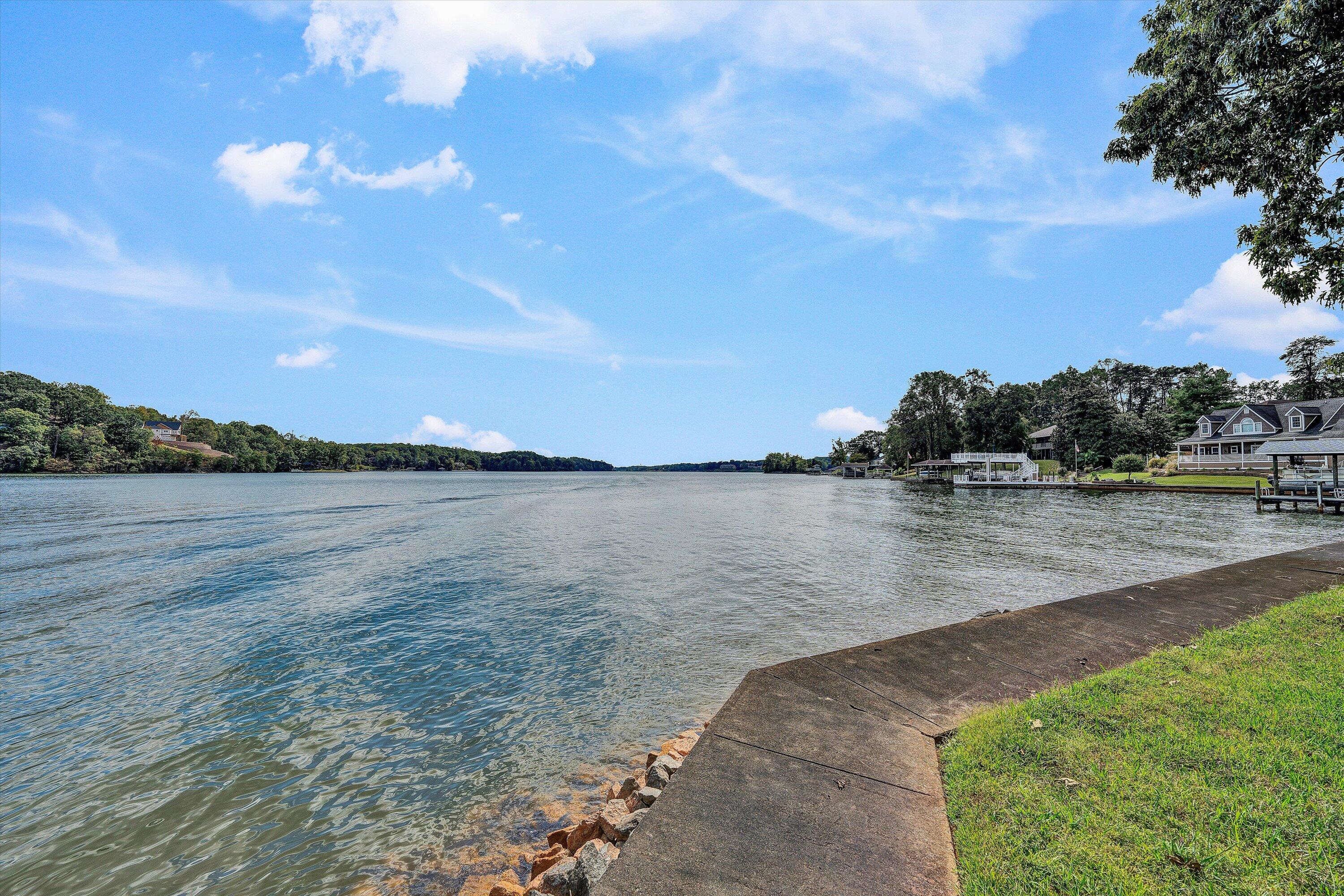 Moneta, Virginia, 24121, United States, 6 Bedrooms Bedrooms, ,7 BathroomsBathrooms,Residential,Active,1953664