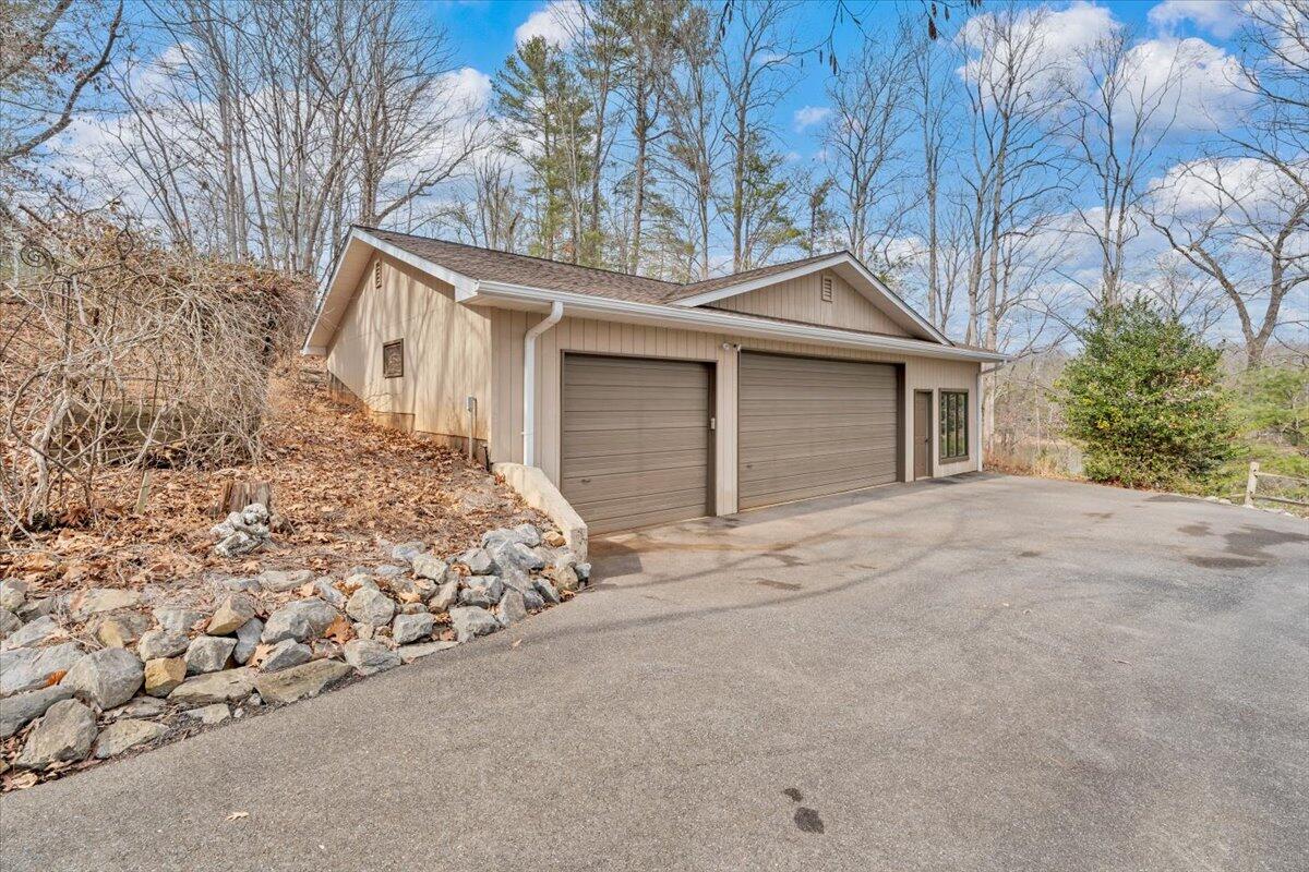 Huddleston, Virginia, 24104, United States, 5 Bedrooms Bedrooms, ,4 BathroomsBathrooms,Residential,Active,2023928