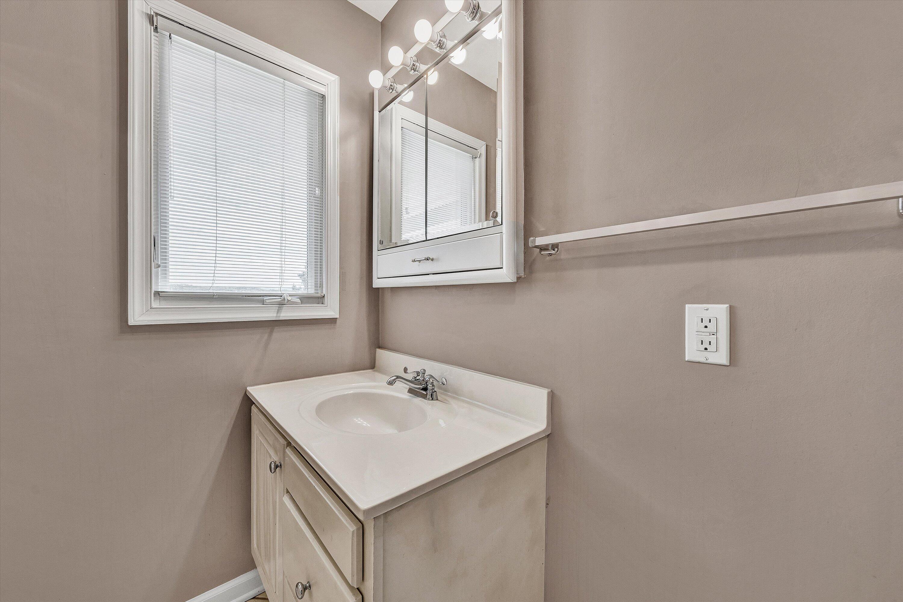 Moneta, Virginia, 24121, United States, 6 Bedrooms Bedrooms, ,7 BathroomsBathrooms,Residential,Active,1953664