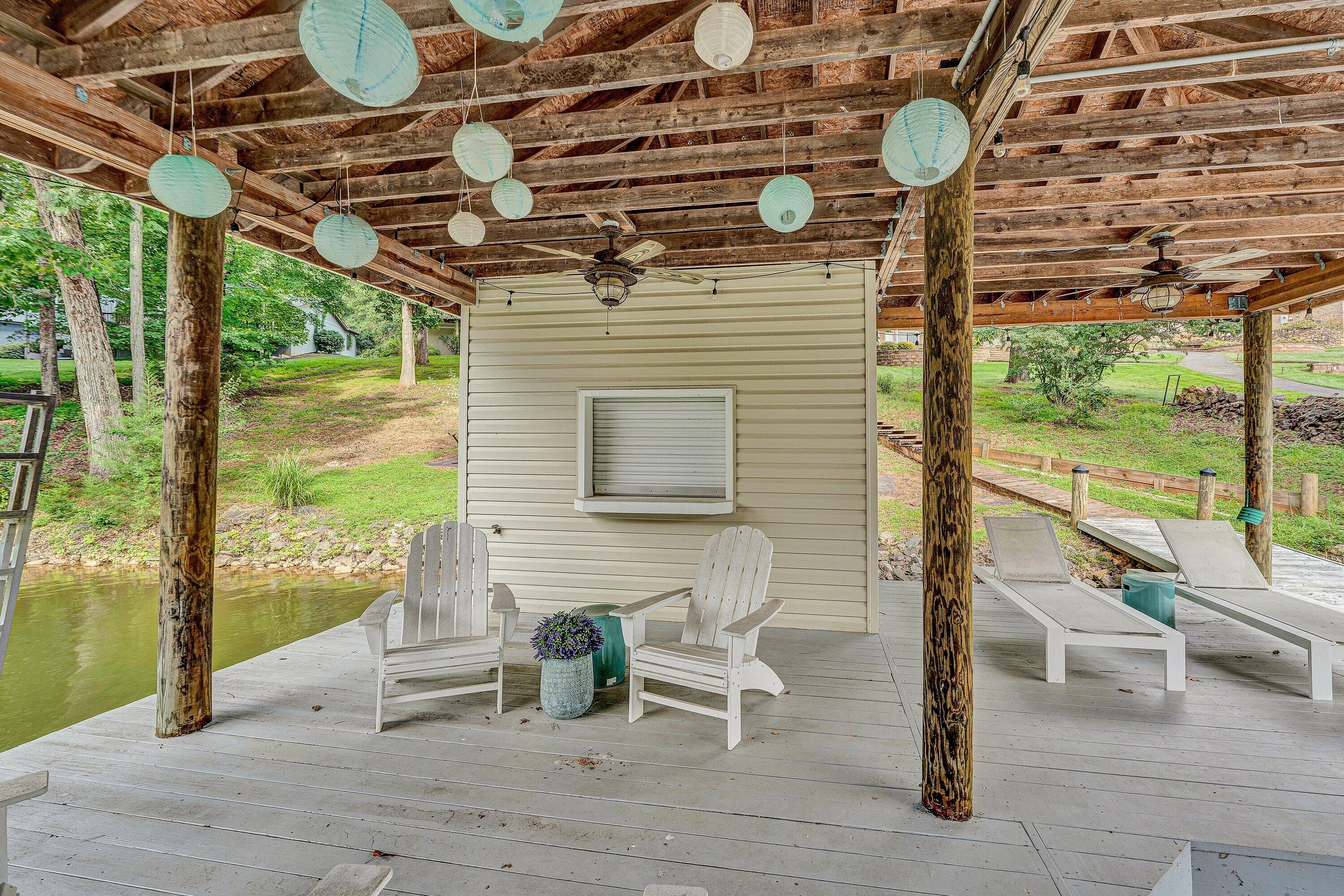 Moneta, Virginia, 24121, United States, 4 Bedrooms Bedrooms, ,3 BathroomsBathrooms,Residential,Active,1909835