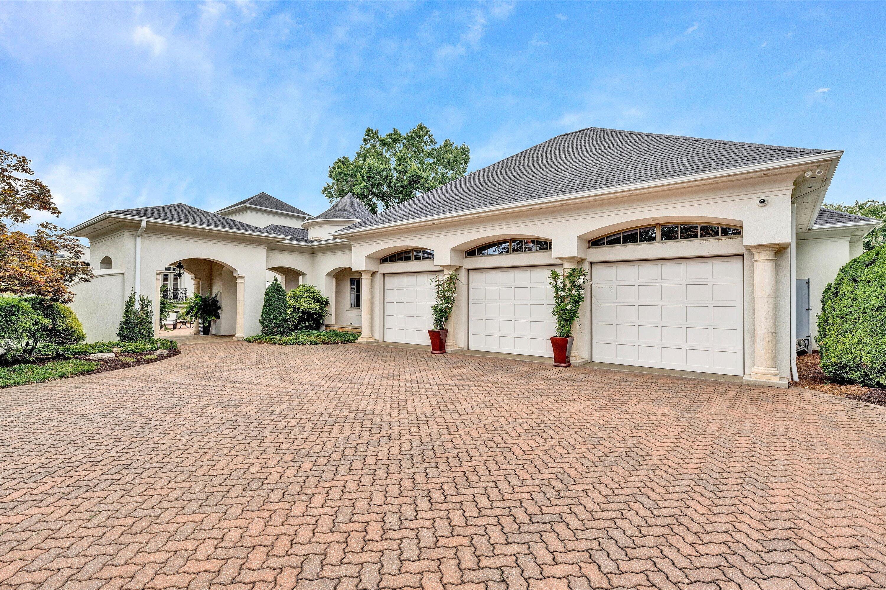 Moneta, Virginia, 24121, United States, 5 Bedrooms Bedrooms, ,9 BathroomsBathrooms,Residential,Active,1919403