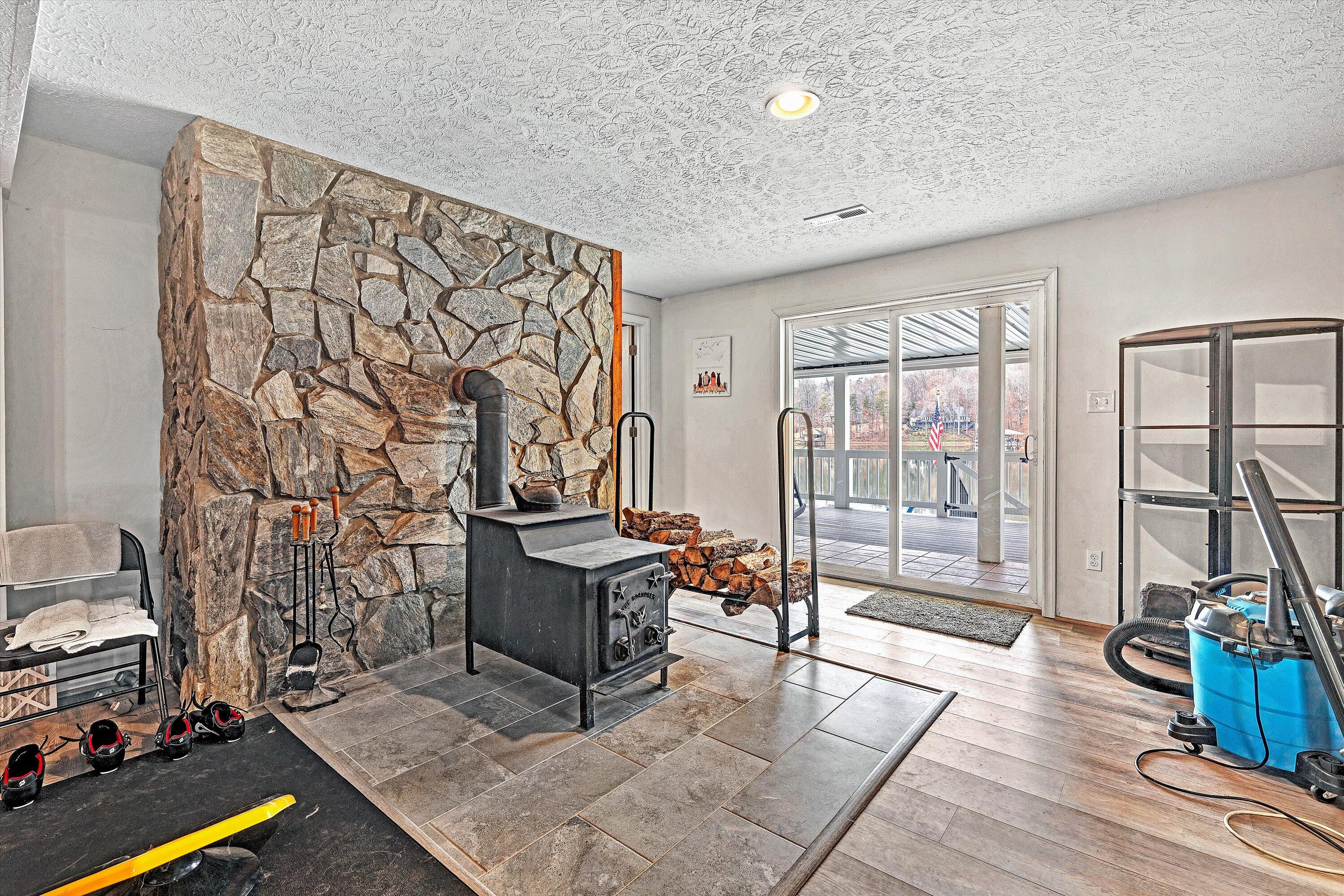 Wirtz, Virginia, 24184, United States, 5 Bedrooms Bedrooms, ,4 BathroomsBathrooms,Residential,Active,1998599