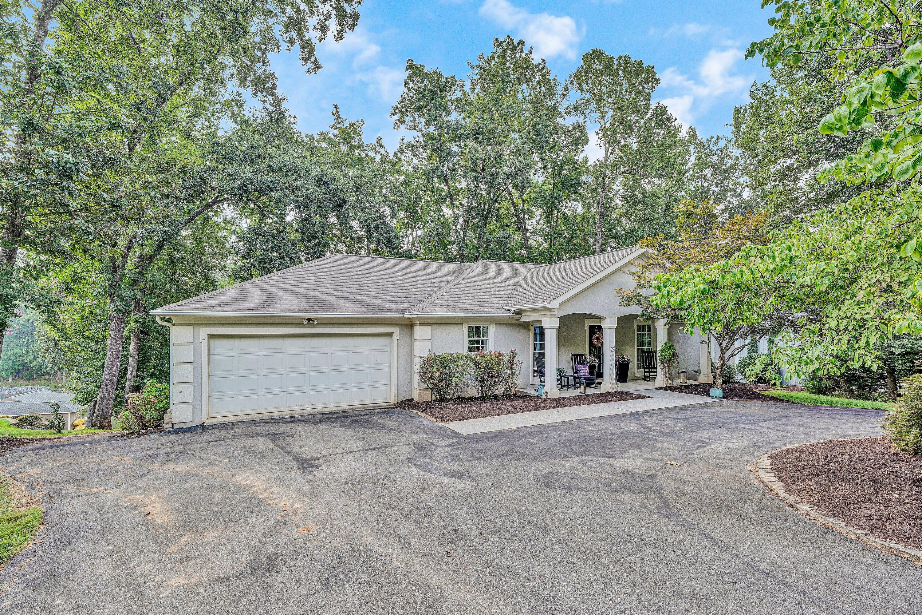 Moneta, Virginia, 24121, United States, 4 Bedrooms Bedrooms, ,3 BathroomsBathrooms,Residential,Active,1909835
