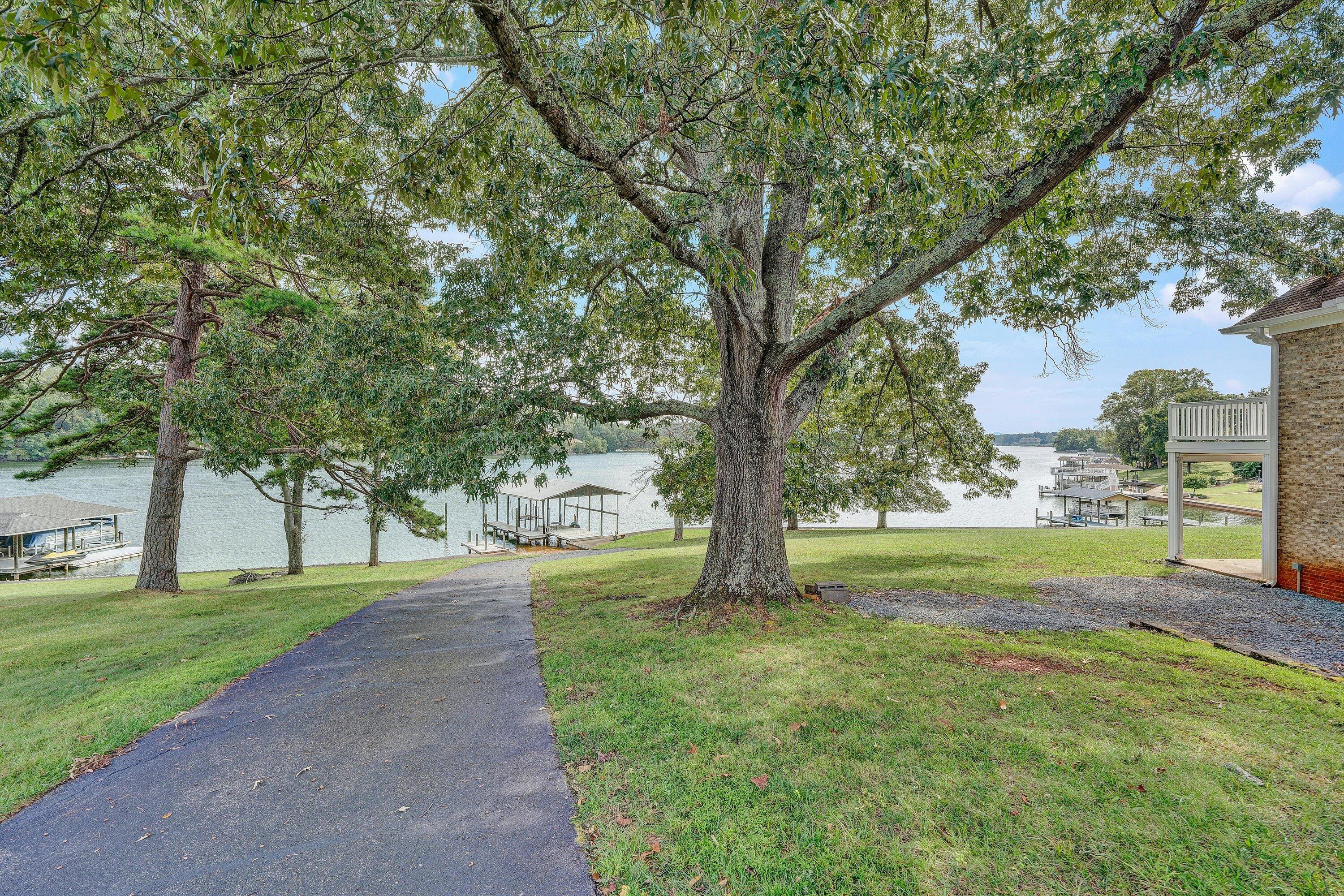 Moneta, Virginia, 24121, United States, 6 Bedrooms Bedrooms, ,7 BathroomsBathrooms,Residential,Active,1953664