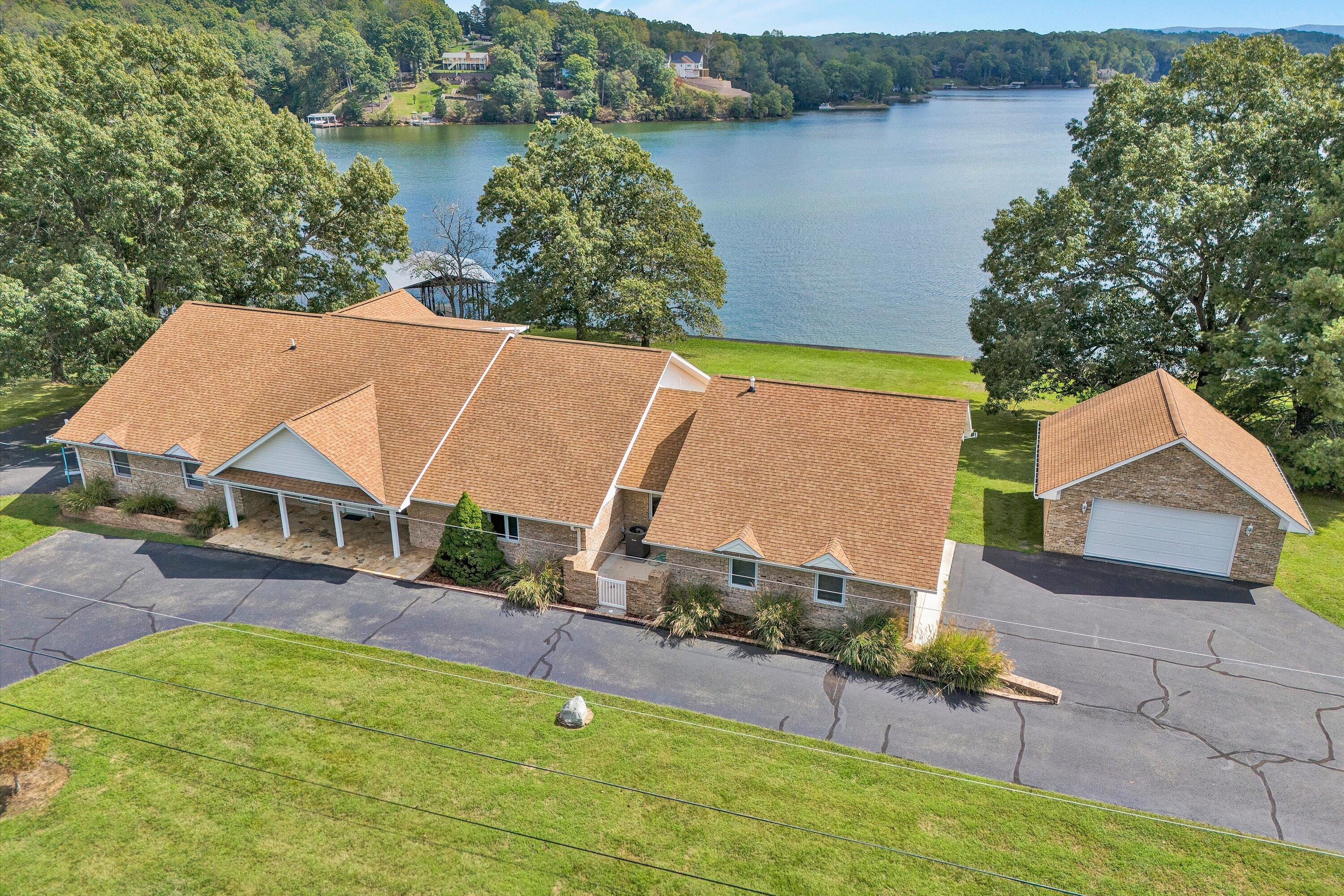 Moneta, Virginia, 24121, United States, 6 Bedrooms Bedrooms, ,7 BathroomsBathrooms,Residential,Active,1953664