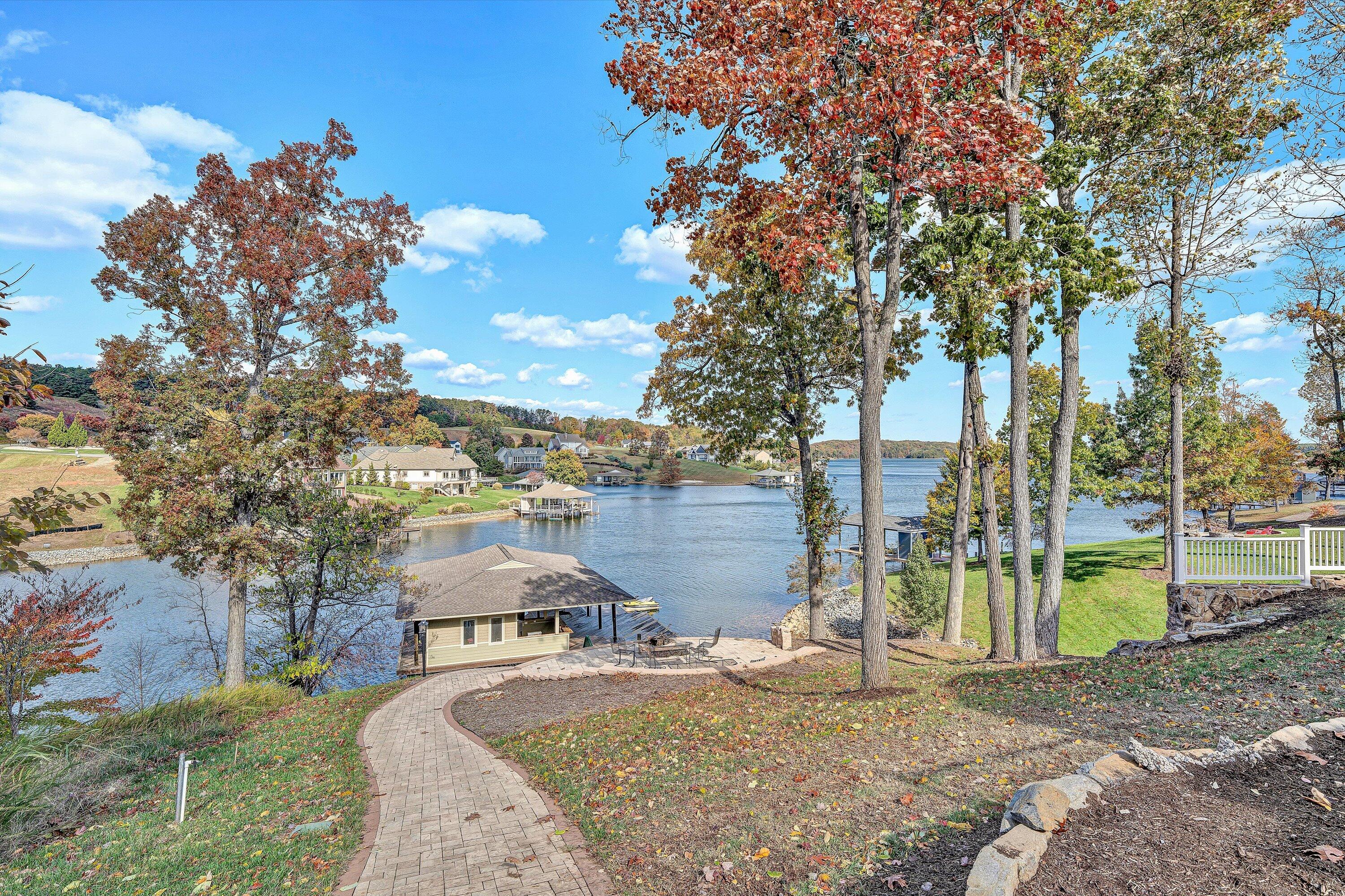 Moneta, Virginia, 24121, United States, 5 Bedrooms Bedrooms, ,6 BathroomsBathrooms,Residential,Active,1973555