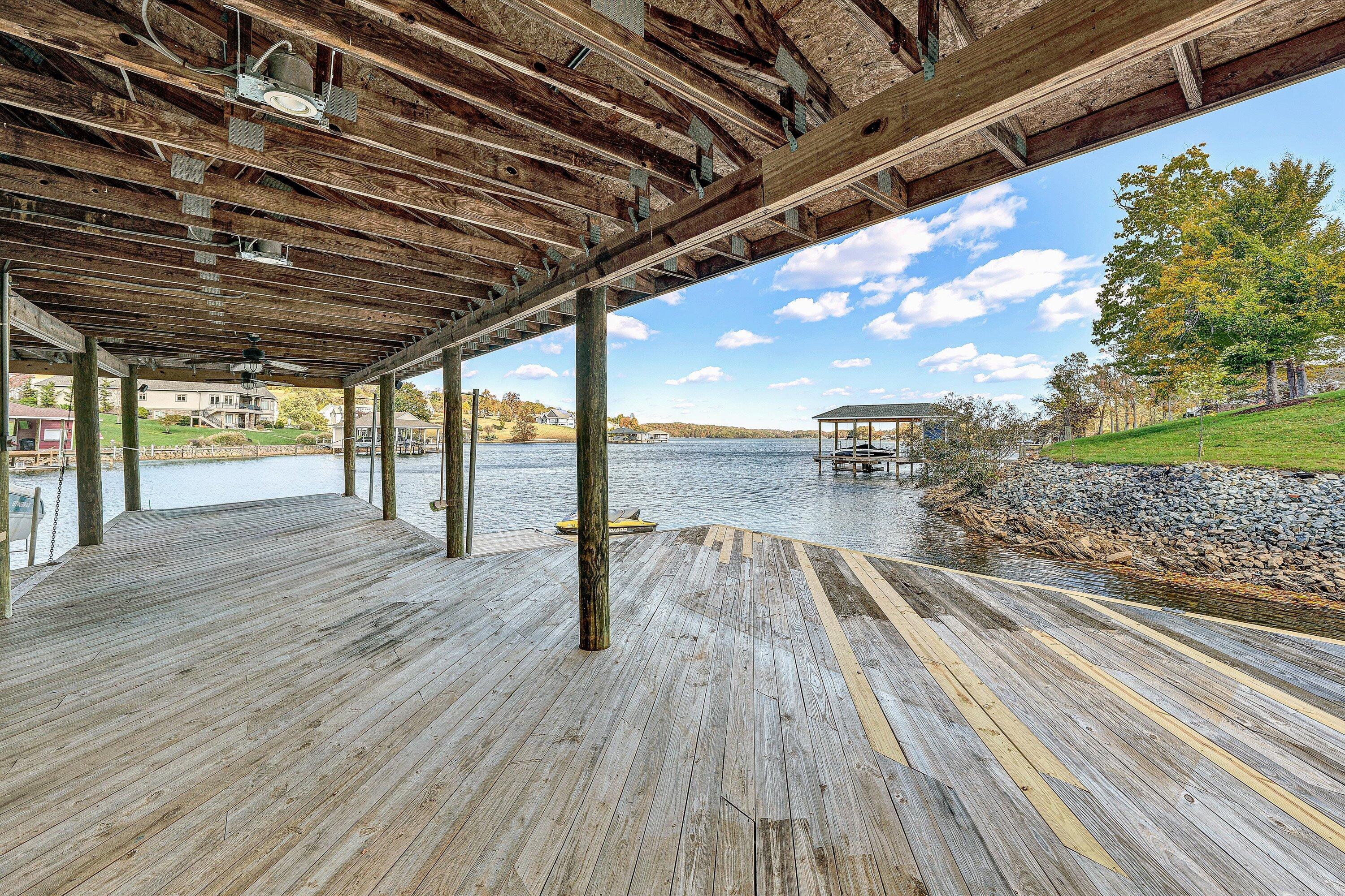 Moneta, Virginia, 24121, United States, 5 Bedrooms Bedrooms, ,6 BathroomsBathrooms,Residential,Active,1973555