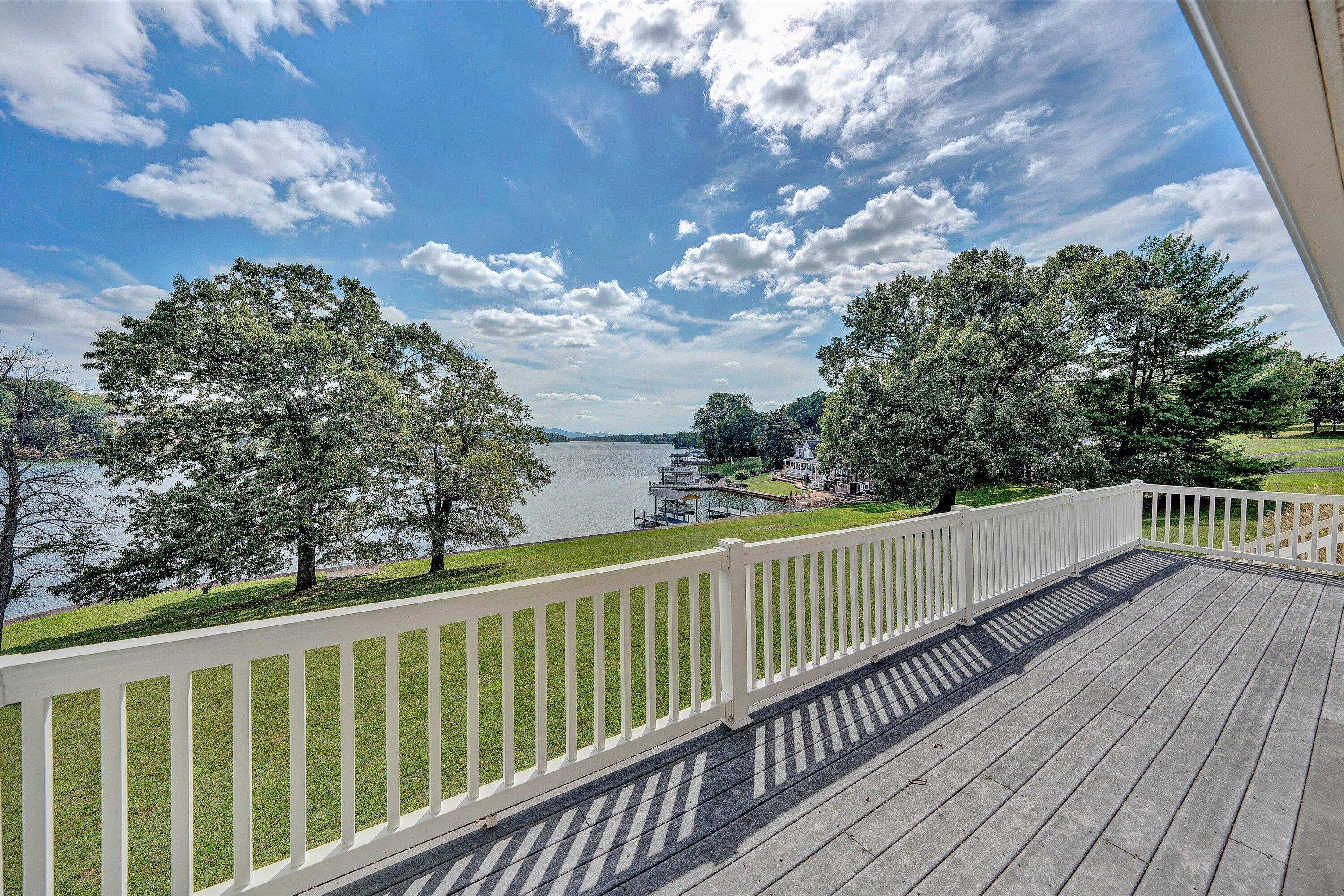 Moneta, Virginia, 24121, United States, 6 Bedrooms Bedrooms, ,7 BathroomsBathrooms,Residential,Active,1953664