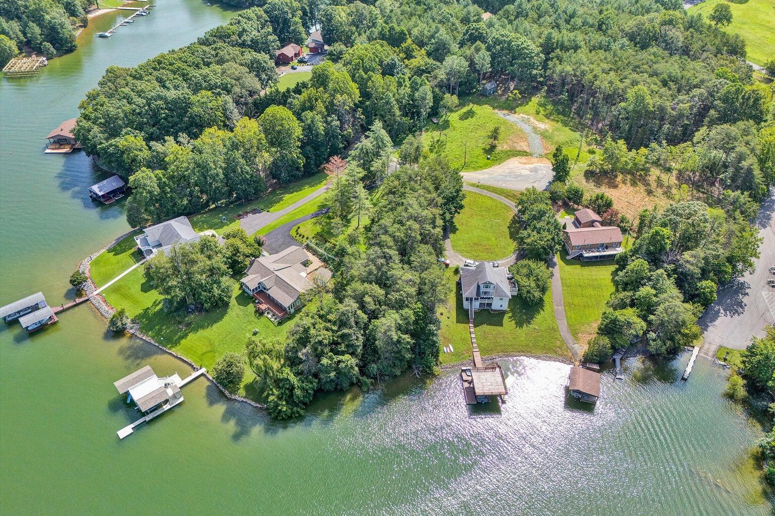 Moneta, Virginia, 24121, United States, 4 Bedrooms Bedrooms, ,5 BathroomsBathrooms,Residential,Active,1993643