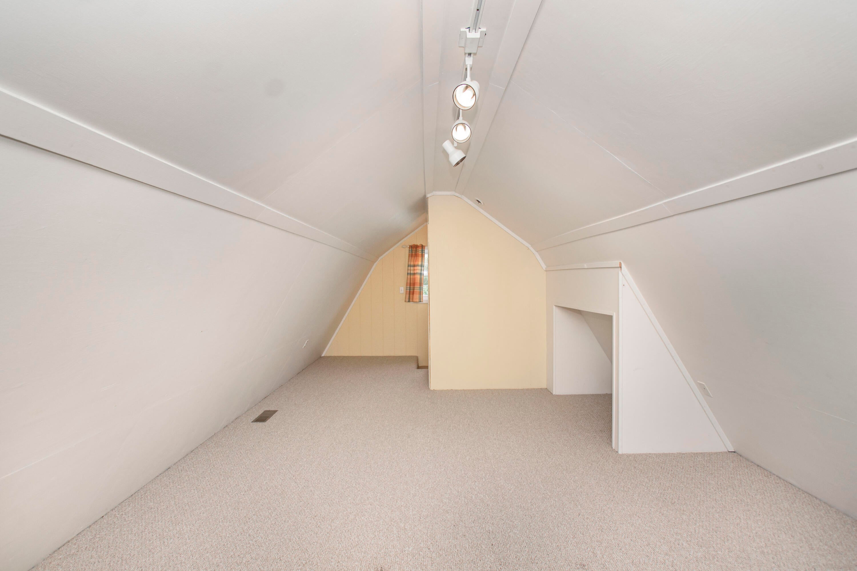 Catawba, Virginia, 24070, United States, 7 Bedrooms Bedrooms, ,6 BathroomsBathrooms,Residential,Active,1945254