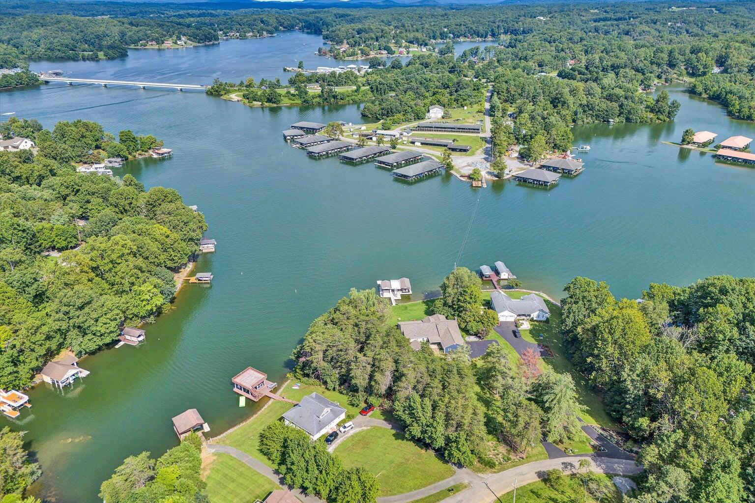 Moneta, Virginia, 24121, United States, 4 Bedrooms Bedrooms, ,5 BathroomsBathrooms,Residential,Active,1993643