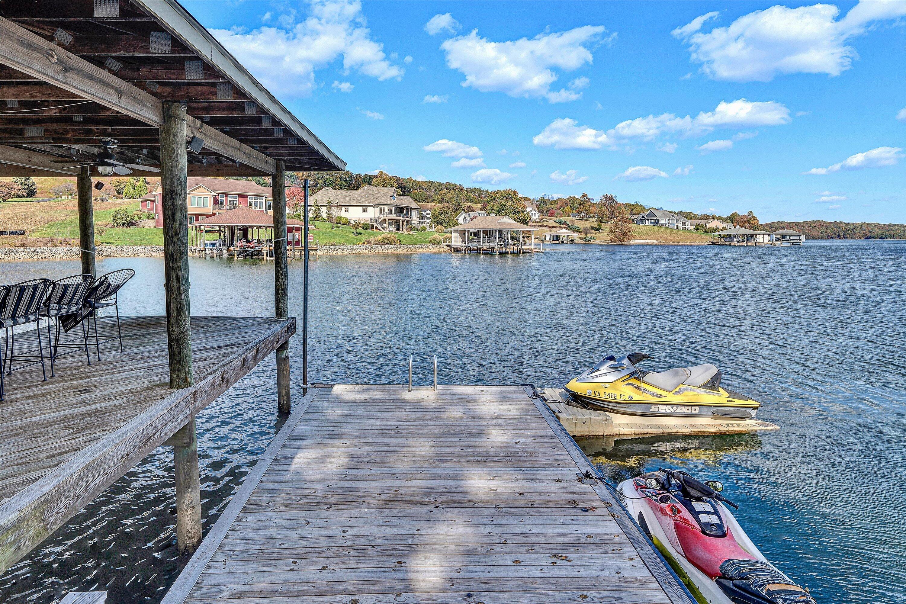 Moneta, Virginia, 24121, United States, 5 Bedrooms Bedrooms, ,6 BathroomsBathrooms,Residential,Active,1973555