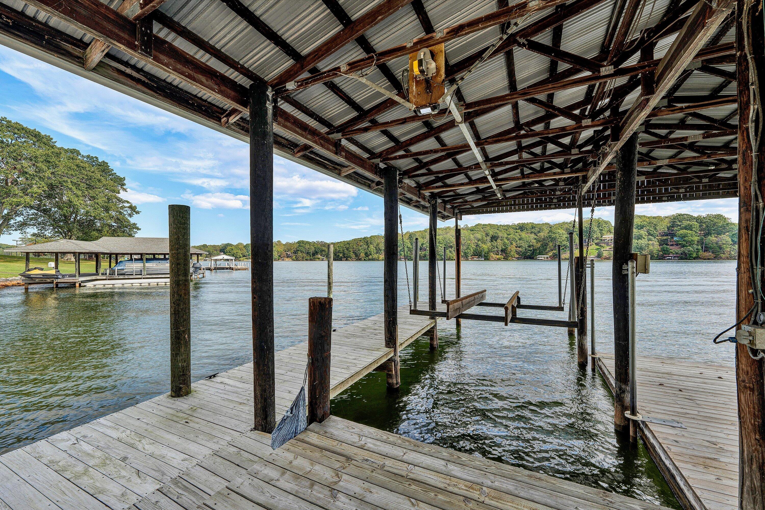 Moneta, Virginia, 24121, United States, 6 Bedrooms Bedrooms, ,7 BathroomsBathrooms,Residential,Active,1953664