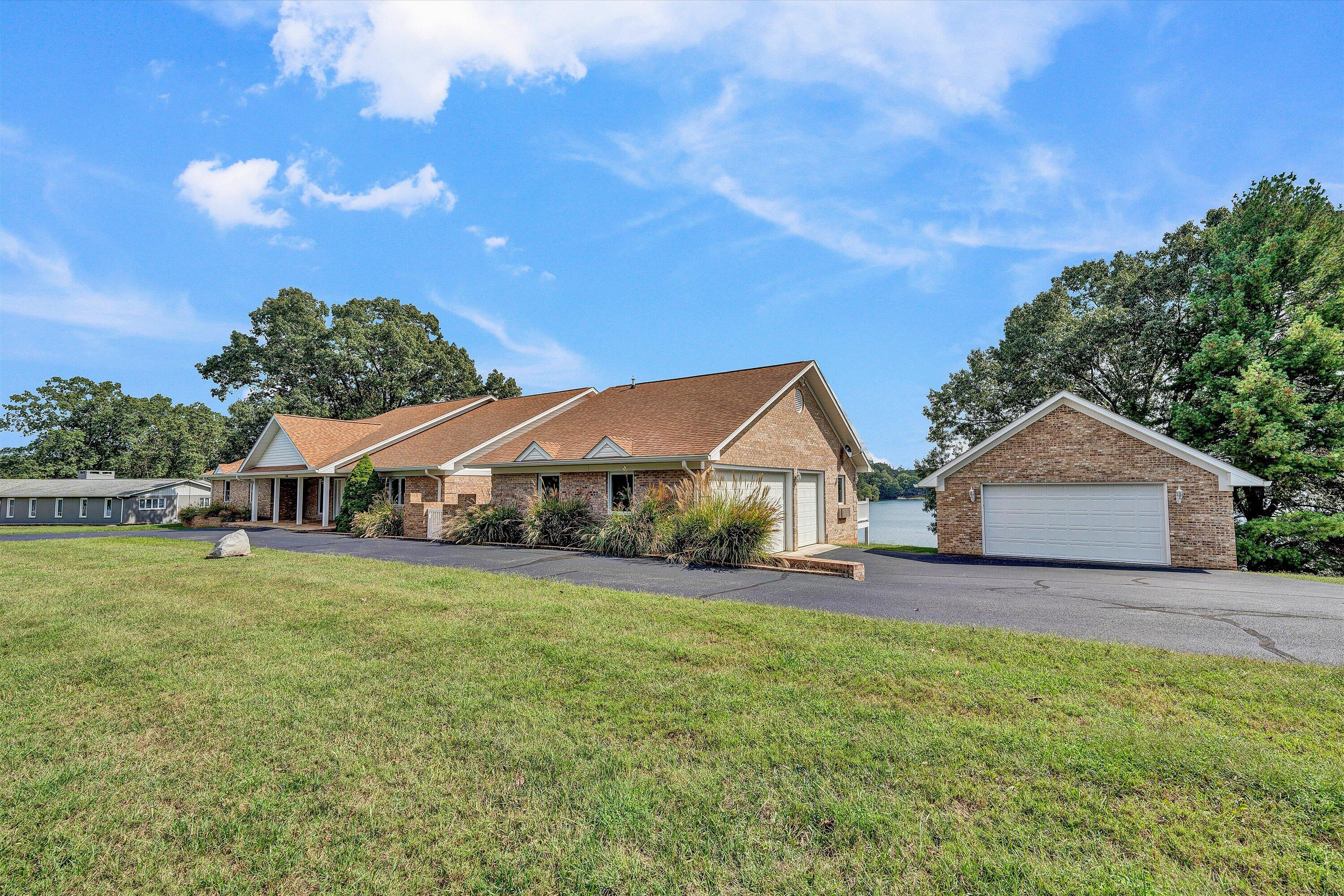Moneta, Virginia, 24121, United States, 6 Bedrooms Bedrooms, ,7 BathroomsBathrooms,Residential,Active,1953664