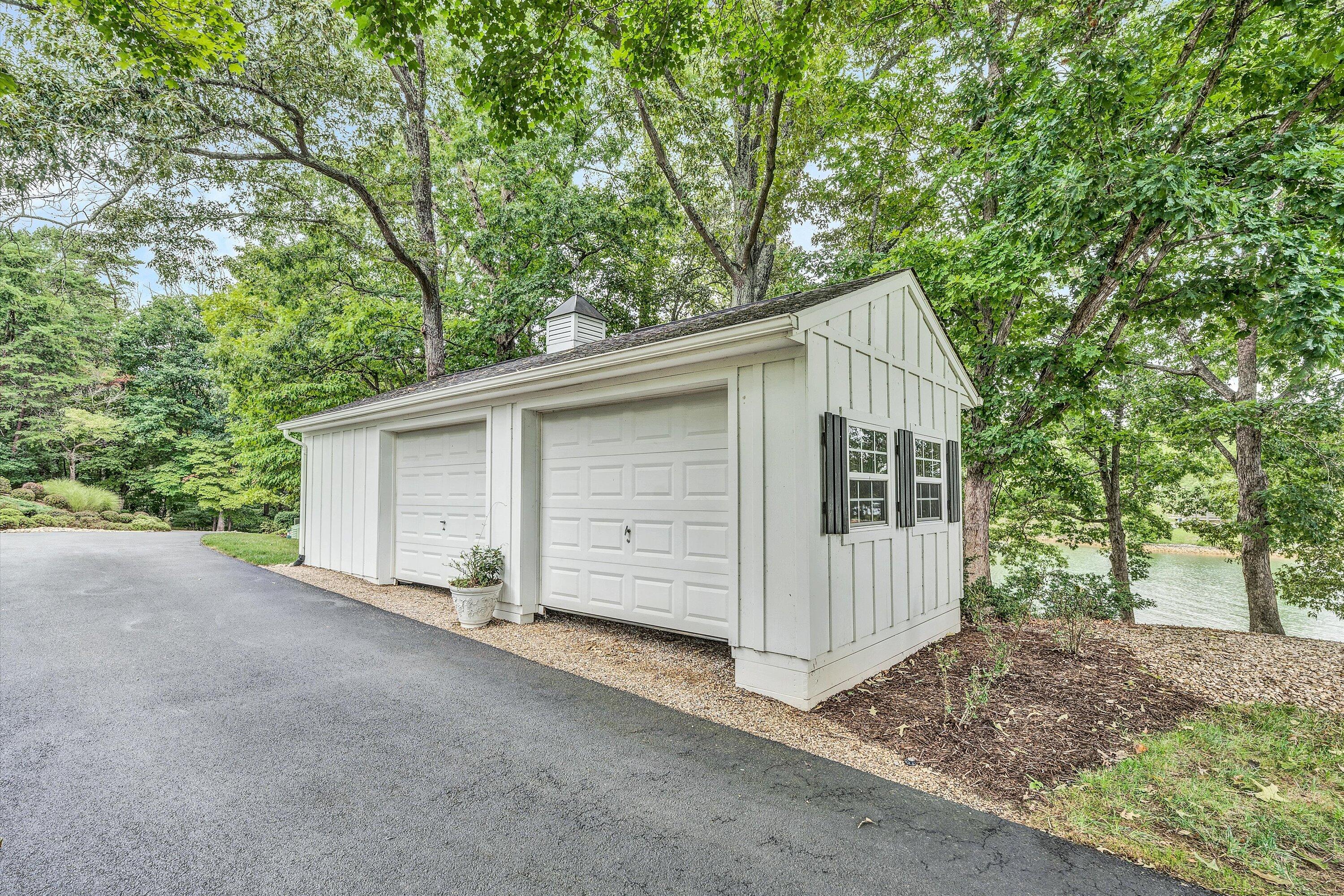 Moneta, Virginia, 24121, United States, 5 Bedrooms Bedrooms, ,9 BathroomsBathrooms,Residential,Active,1919403