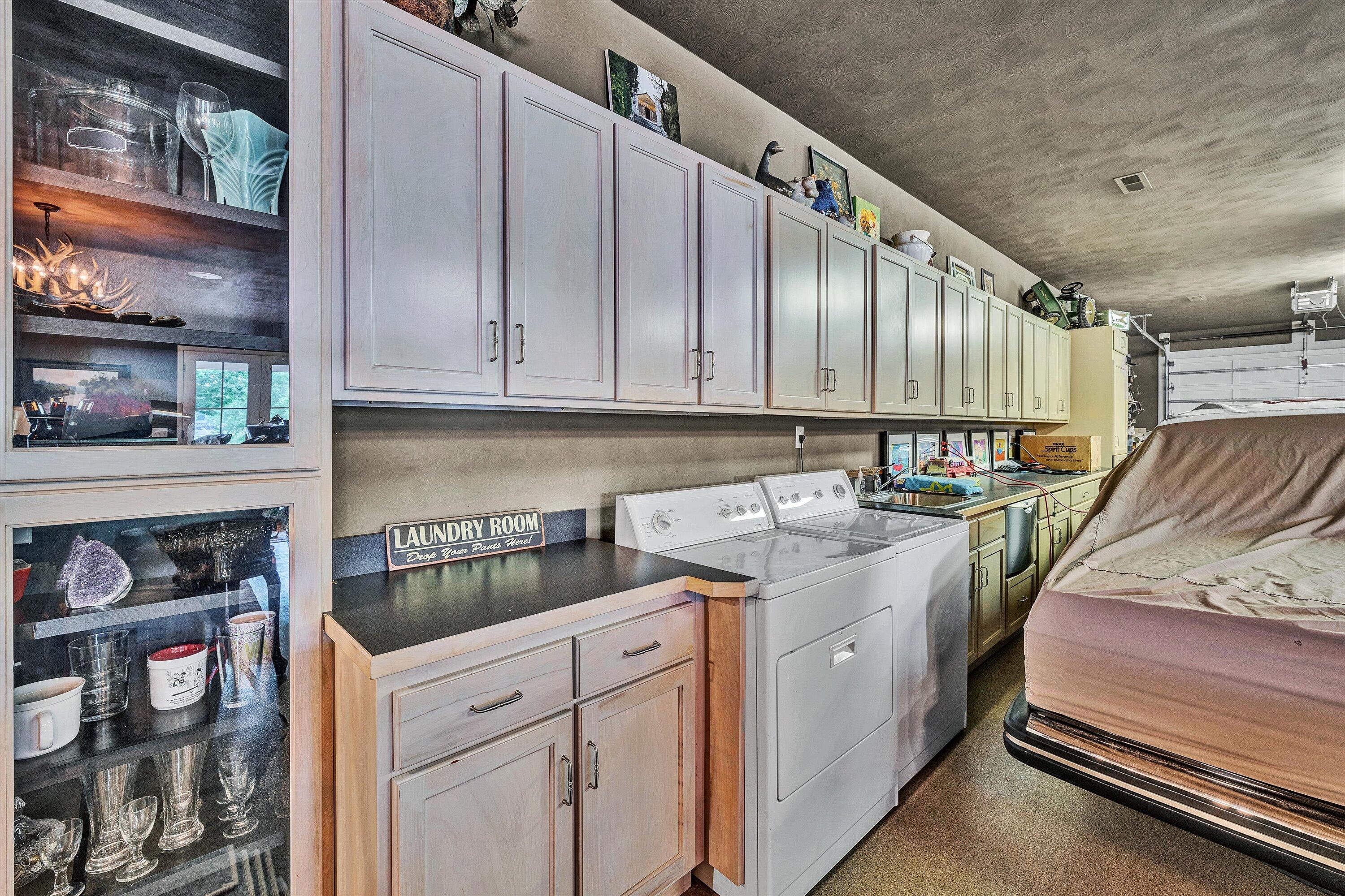 Moneta, Virginia, 24121, United States, 5 Bedrooms Bedrooms, ,9 BathroomsBathrooms,Residential,Active,1919403