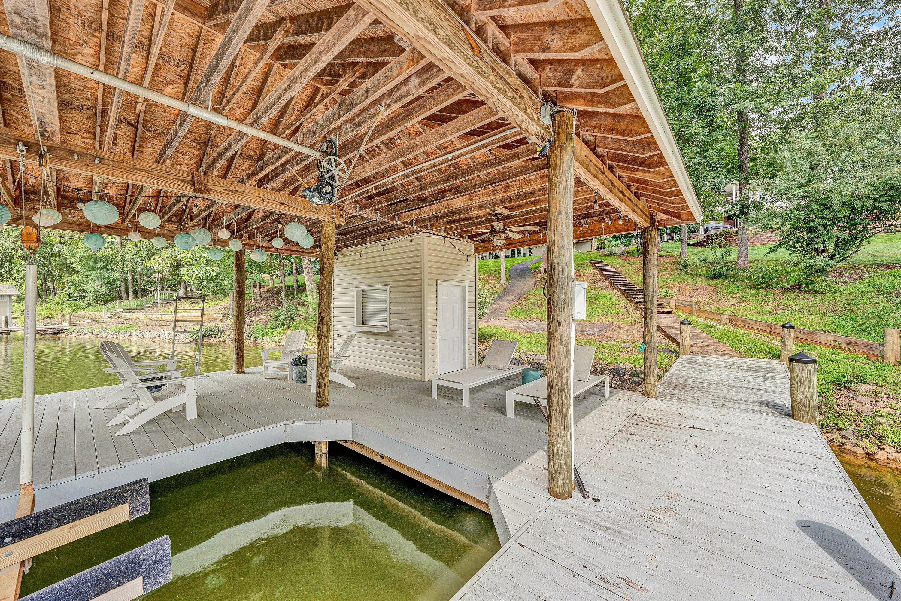 Moneta, Virginia, 24121, United States, 4 Bedrooms Bedrooms, ,3 BathroomsBathrooms,Residential,Active,1909835