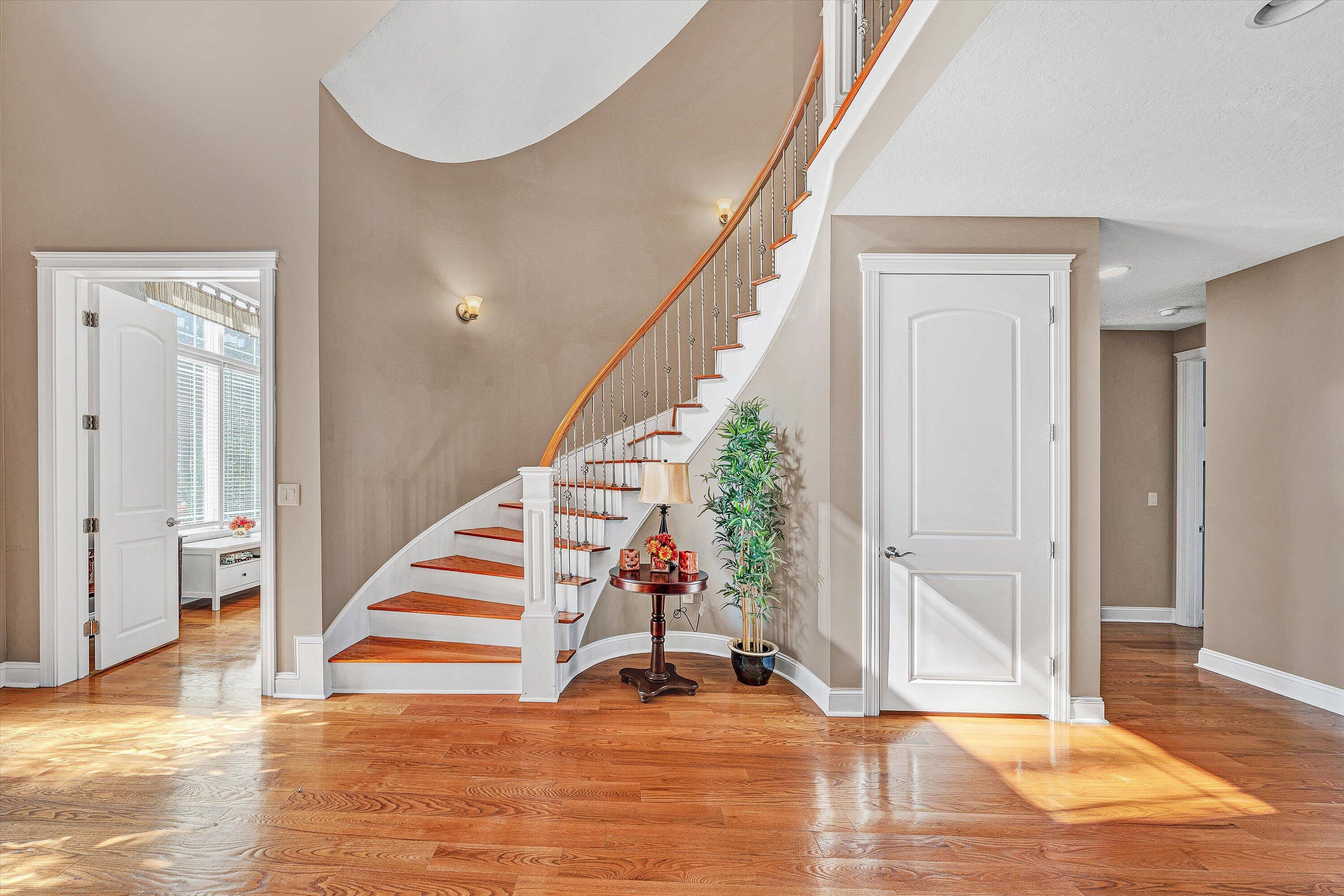 Moneta, Virginia, 24121, United States, 5 Bedrooms Bedrooms, ,6 BathroomsBathrooms,Residential,Active,1973555