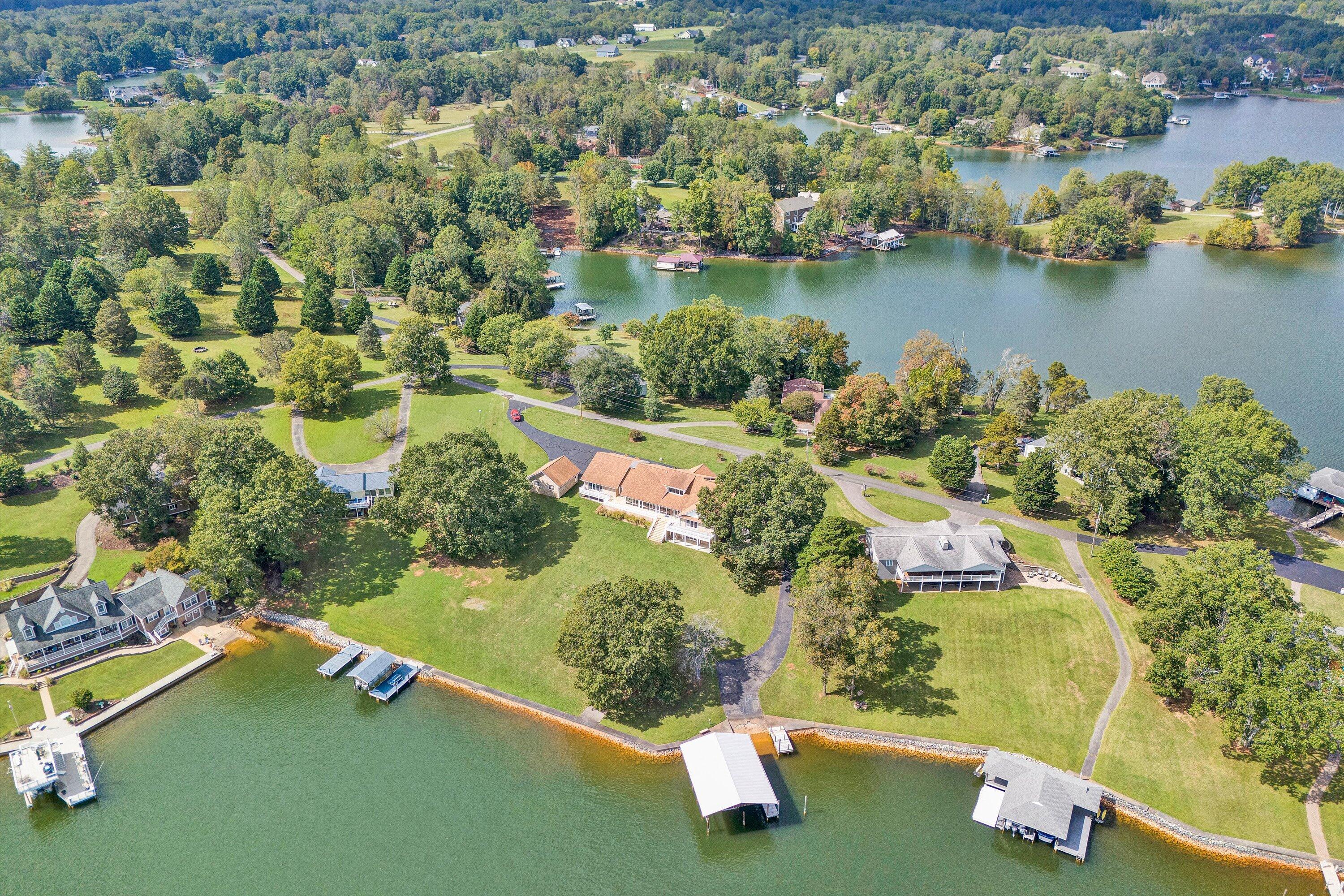 Moneta, Virginia, 24121, United States, 6 Bedrooms Bedrooms, ,7 BathroomsBathrooms,Residential,Active,1953664