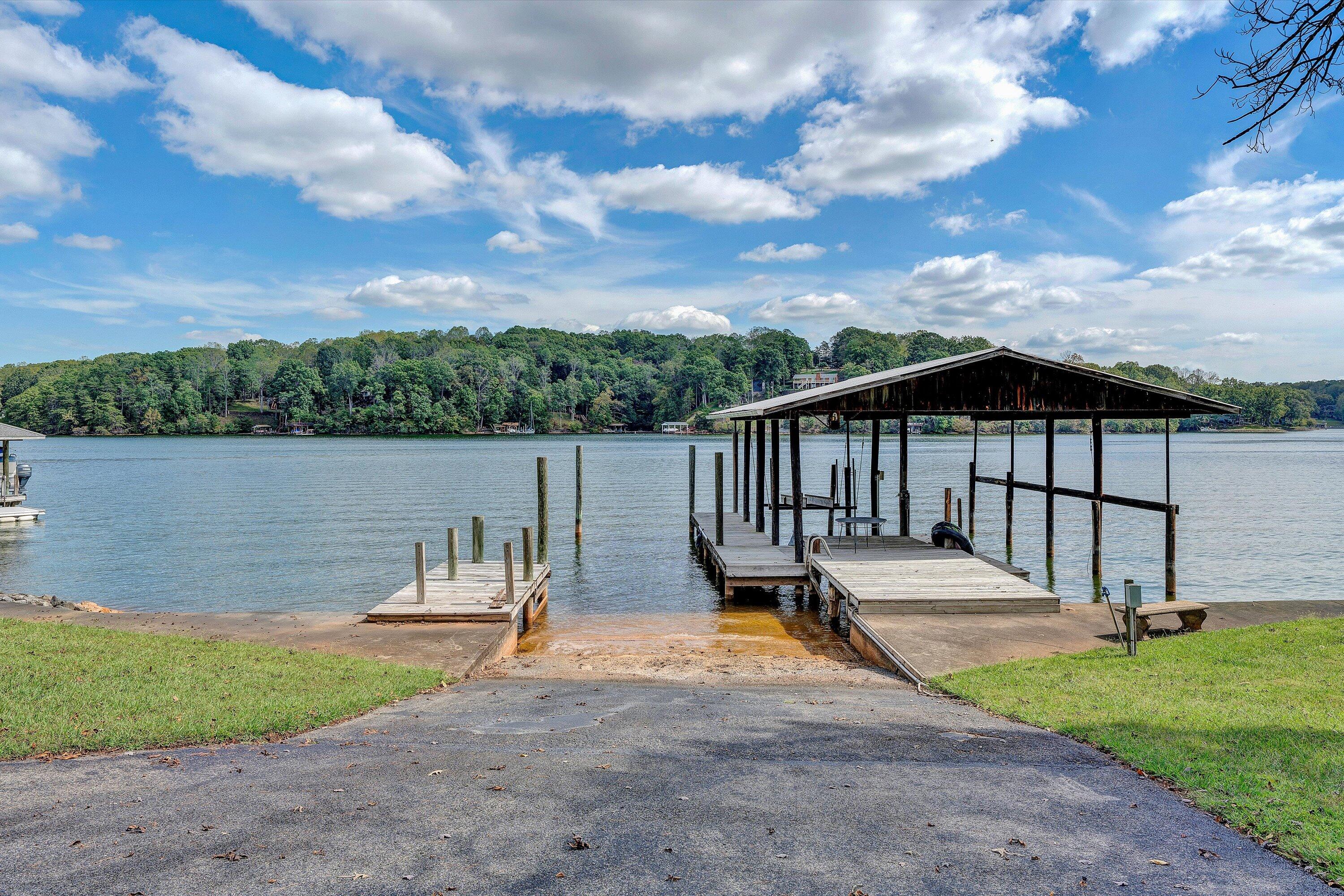 Moneta, Virginia, 24121, United States, 6 Bedrooms Bedrooms, ,7 BathroomsBathrooms,Residential,Active,1953664