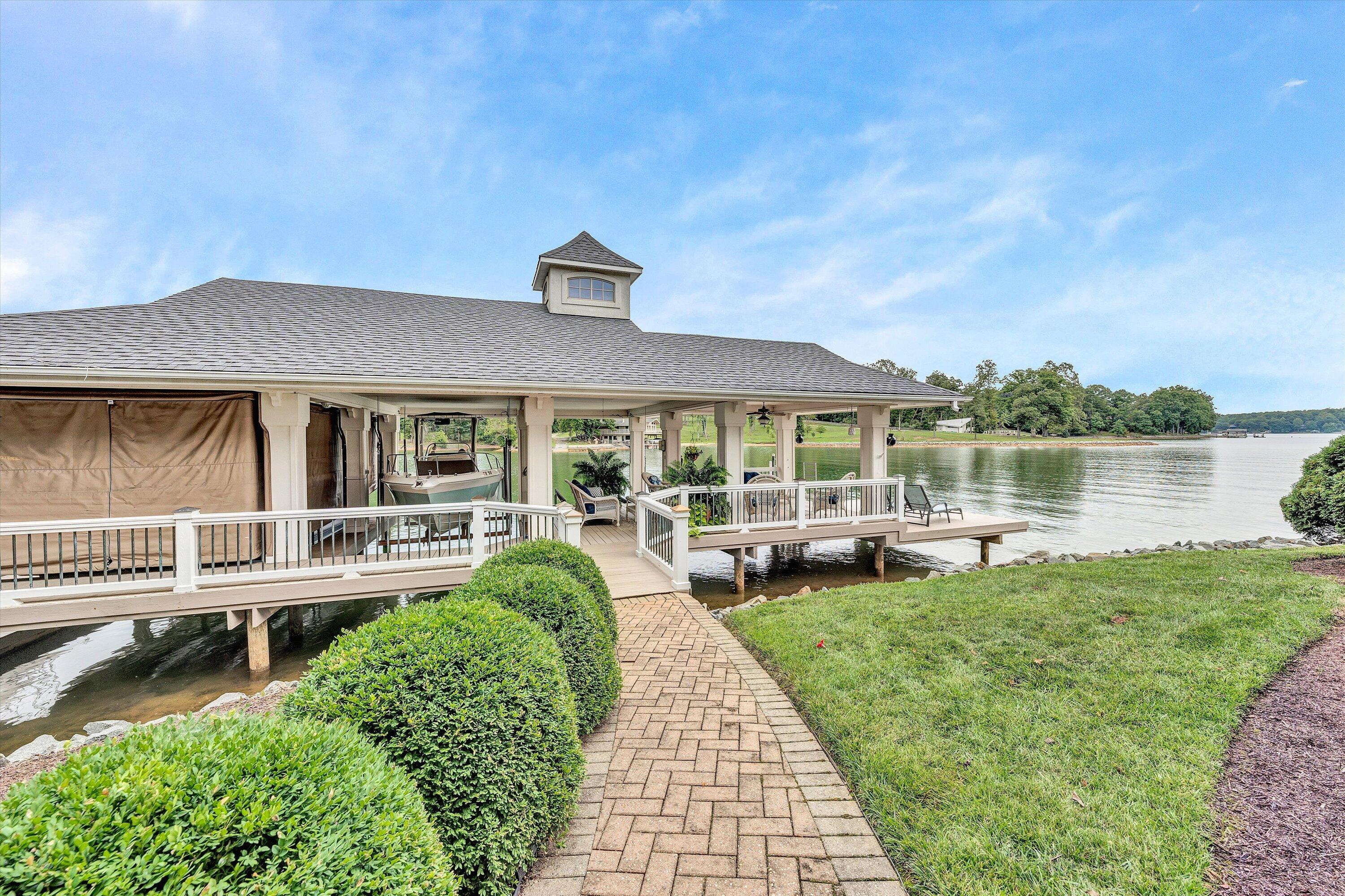 Moneta, Virginia, 24121, United States, 5 Bedrooms Bedrooms, ,9 BathroomsBathrooms,Residential,Active,1919403