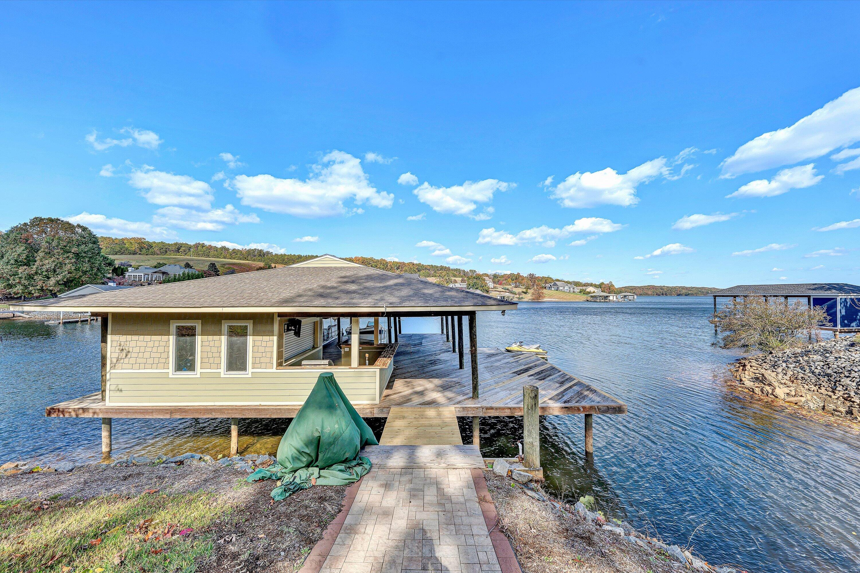 Moneta, Virginia, 24121, United States, 5 Bedrooms Bedrooms, ,6 BathroomsBathrooms,Residential,Active,1973555