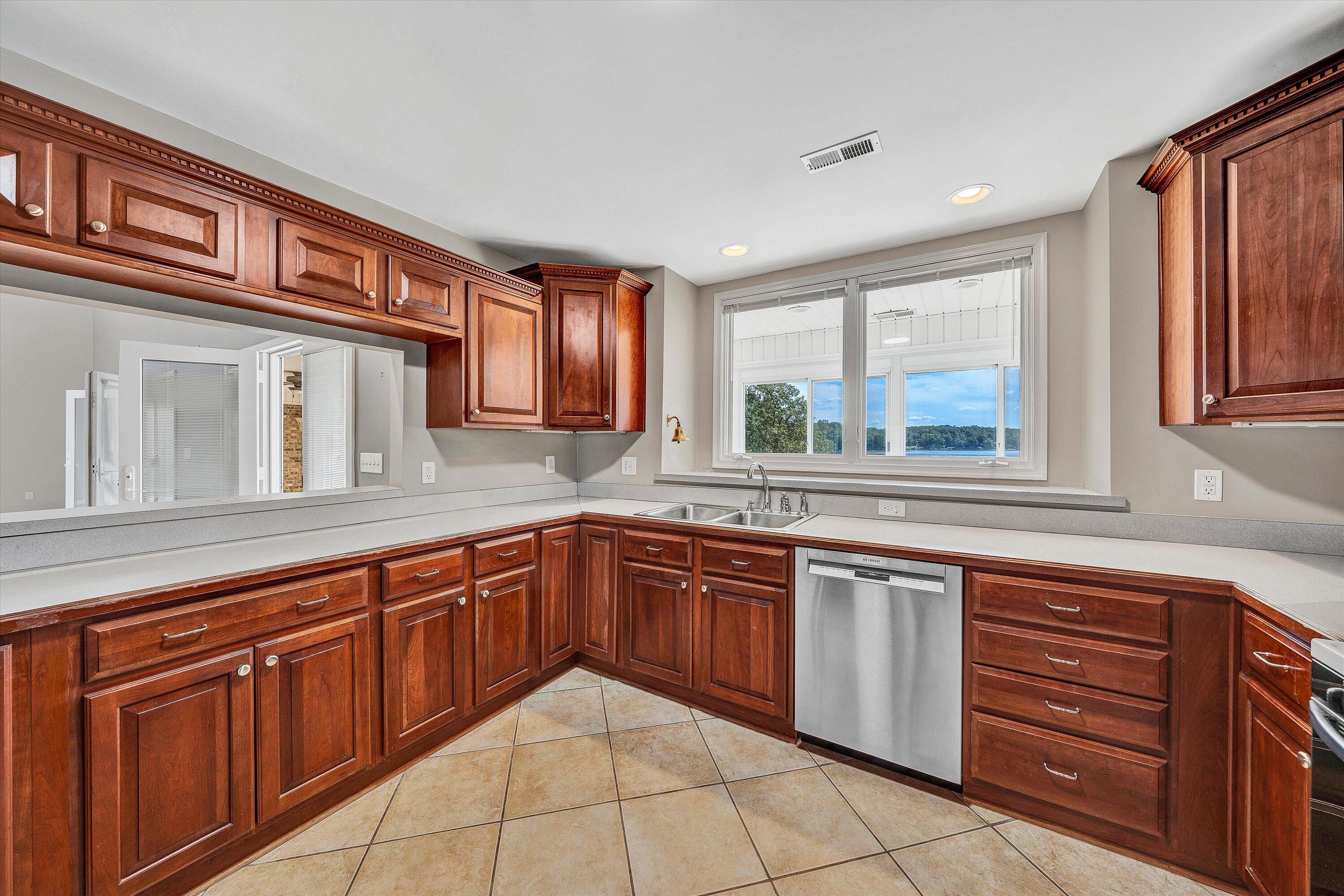 Moneta, Virginia, 24121, United States, 6 Bedrooms Bedrooms, ,7 BathroomsBathrooms,Residential,Active,1953664