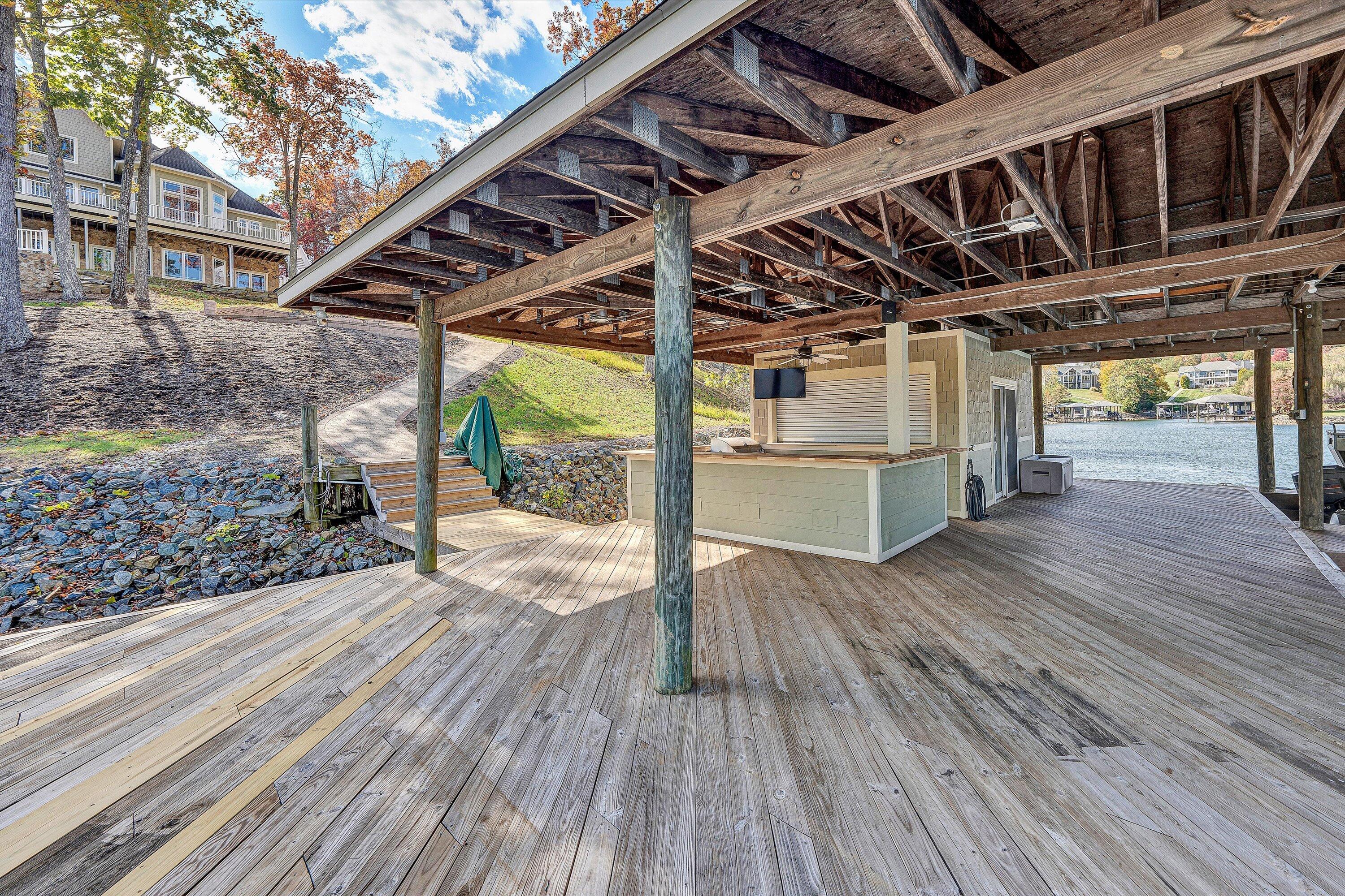 Moneta, Virginia, 24121, United States, 5 Bedrooms Bedrooms, ,6 BathroomsBathrooms,Residential,Active,1973555