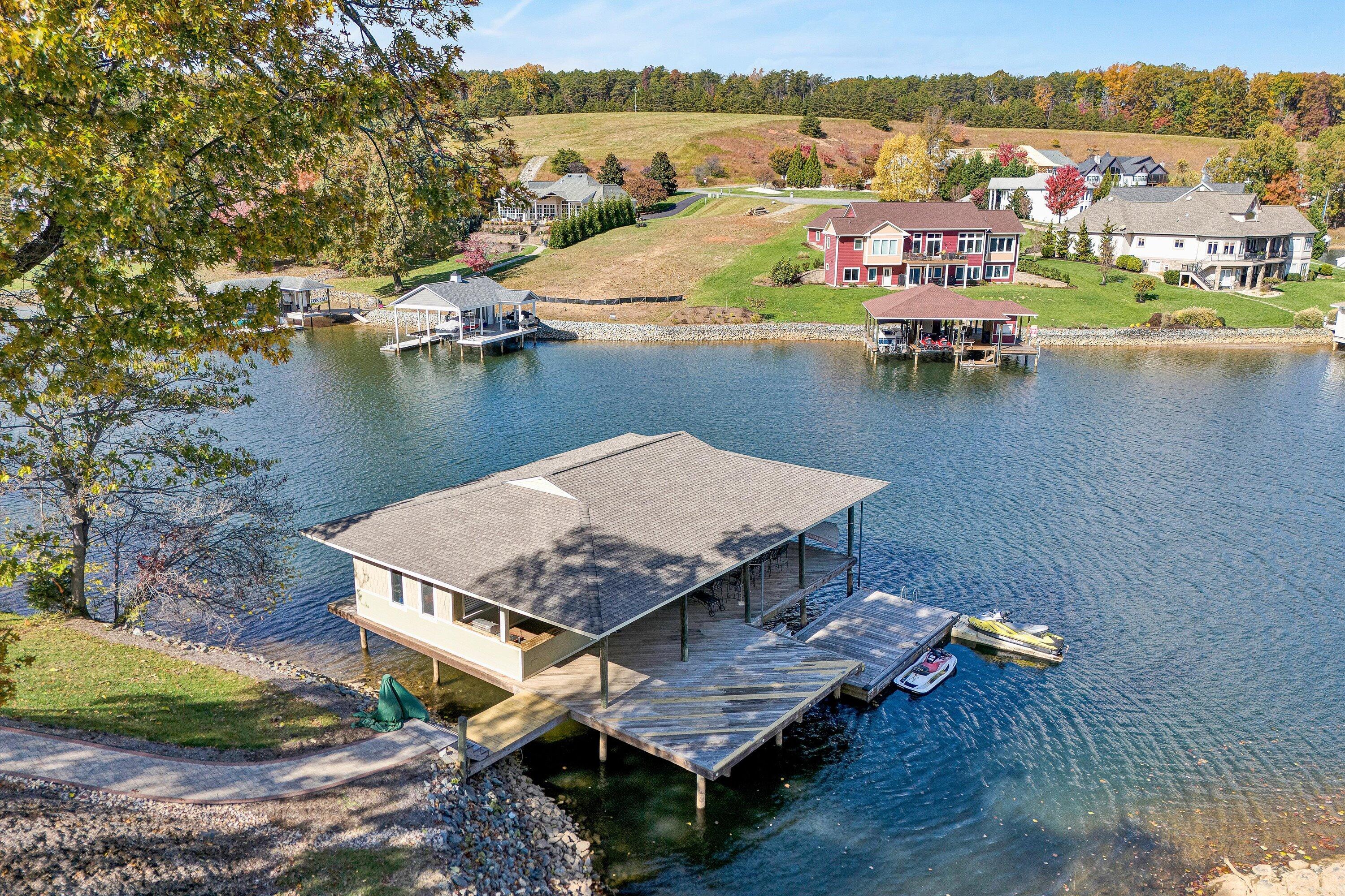 Moneta, Virginia, 24121, United States, 5 Bedrooms Bedrooms, ,6 BathroomsBathrooms,Residential,Active,1973555
