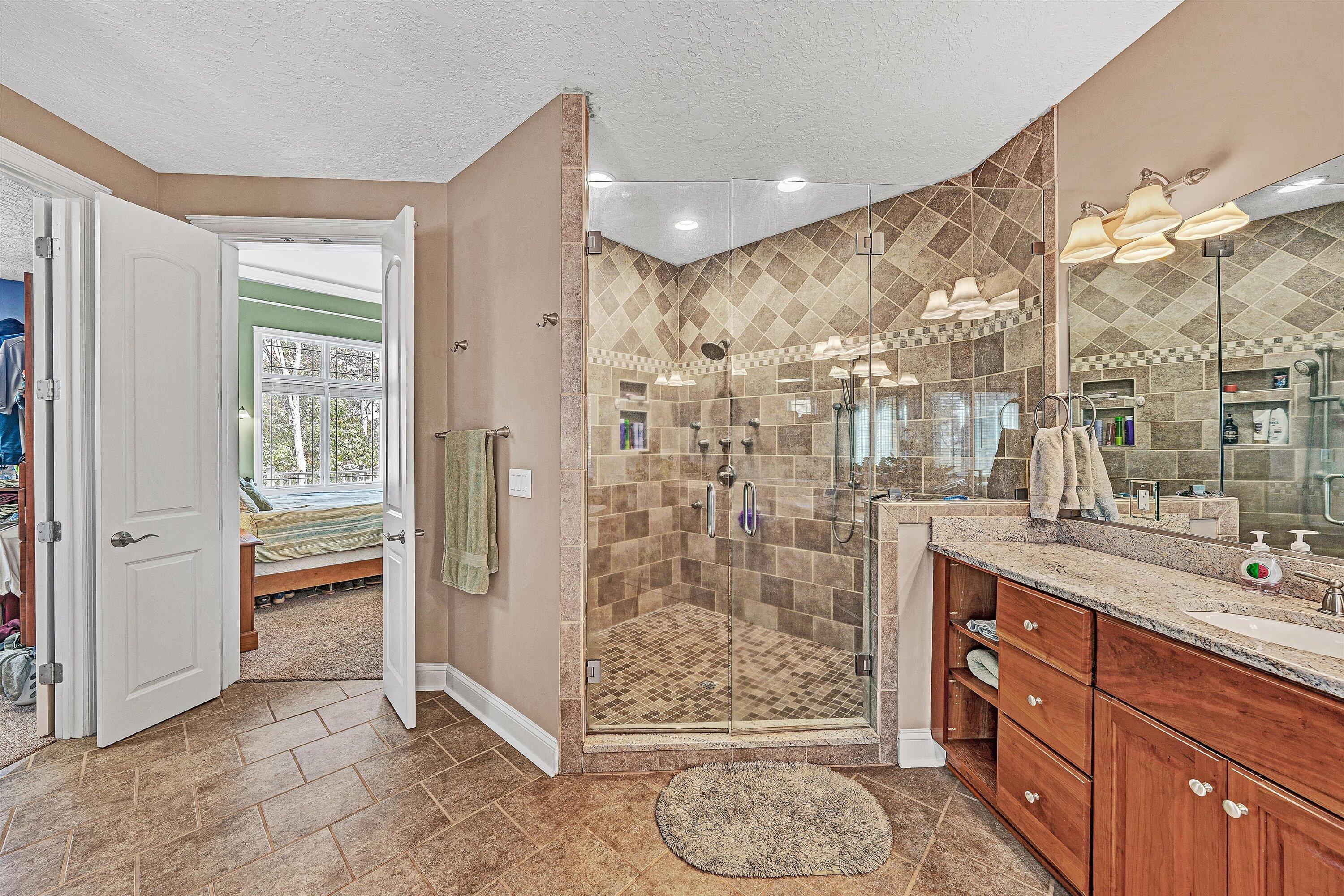 Moneta, Virginia, 24121, United States, 5 Bedrooms Bedrooms, ,6 BathroomsBathrooms,Residential,Active,1973555