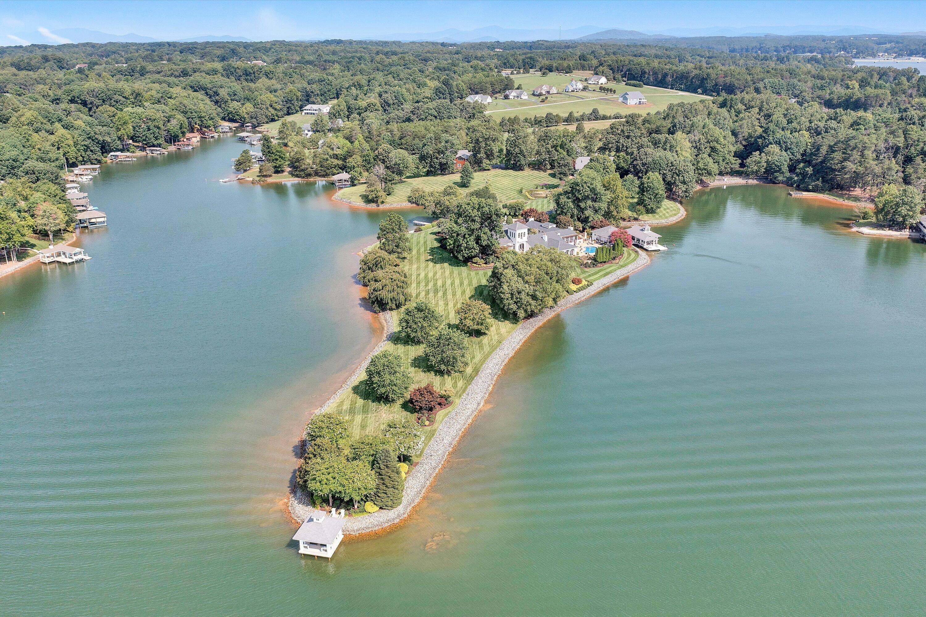Moneta, Virginia, 24121, United States, 5 Bedrooms Bedrooms, ,9 BathroomsBathrooms,Residential,Active,1919403