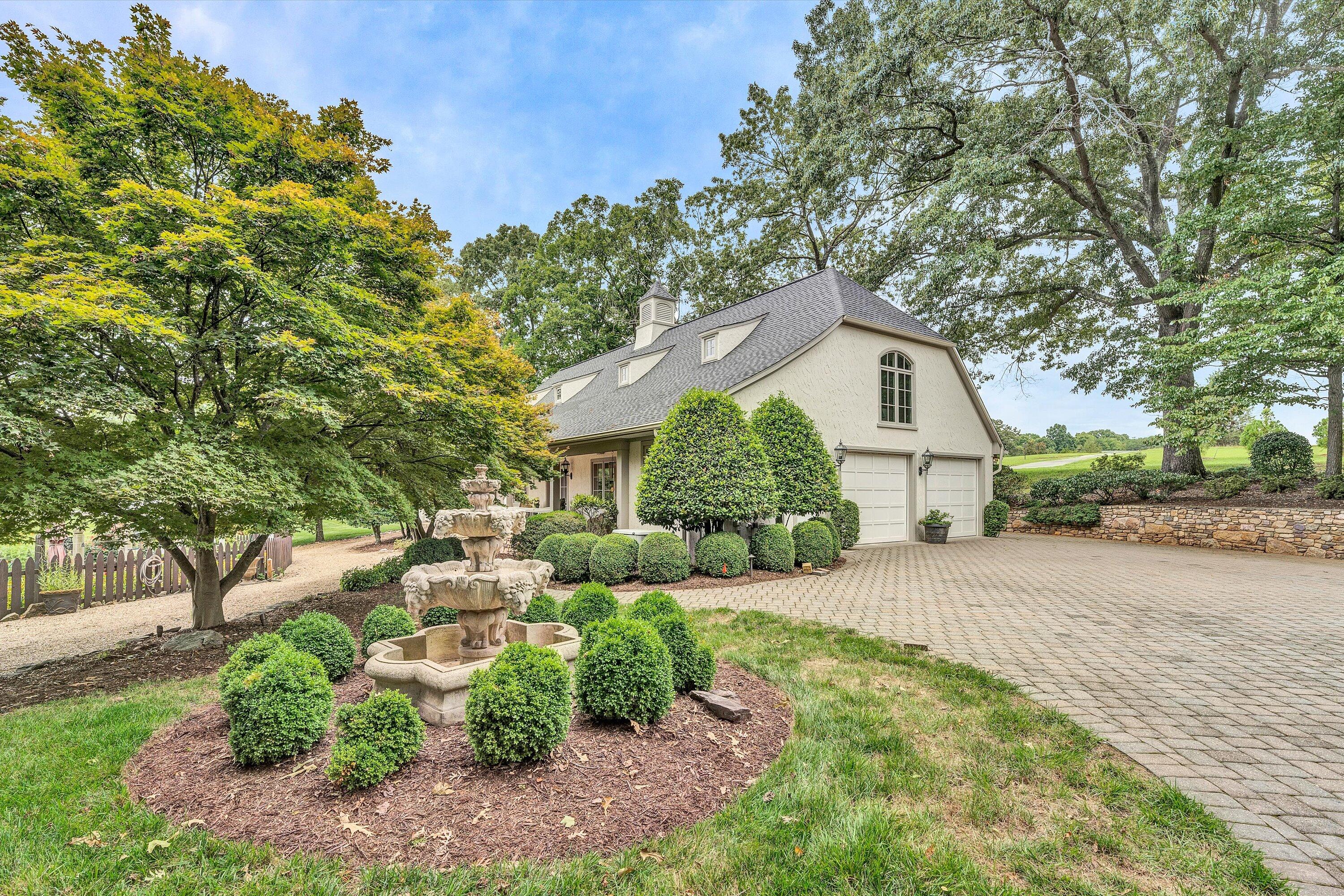 Moneta, Virginia, 24121, United States, 5 Bedrooms Bedrooms, ,9 BathroomsBathrooms,Residential,Active,1919403