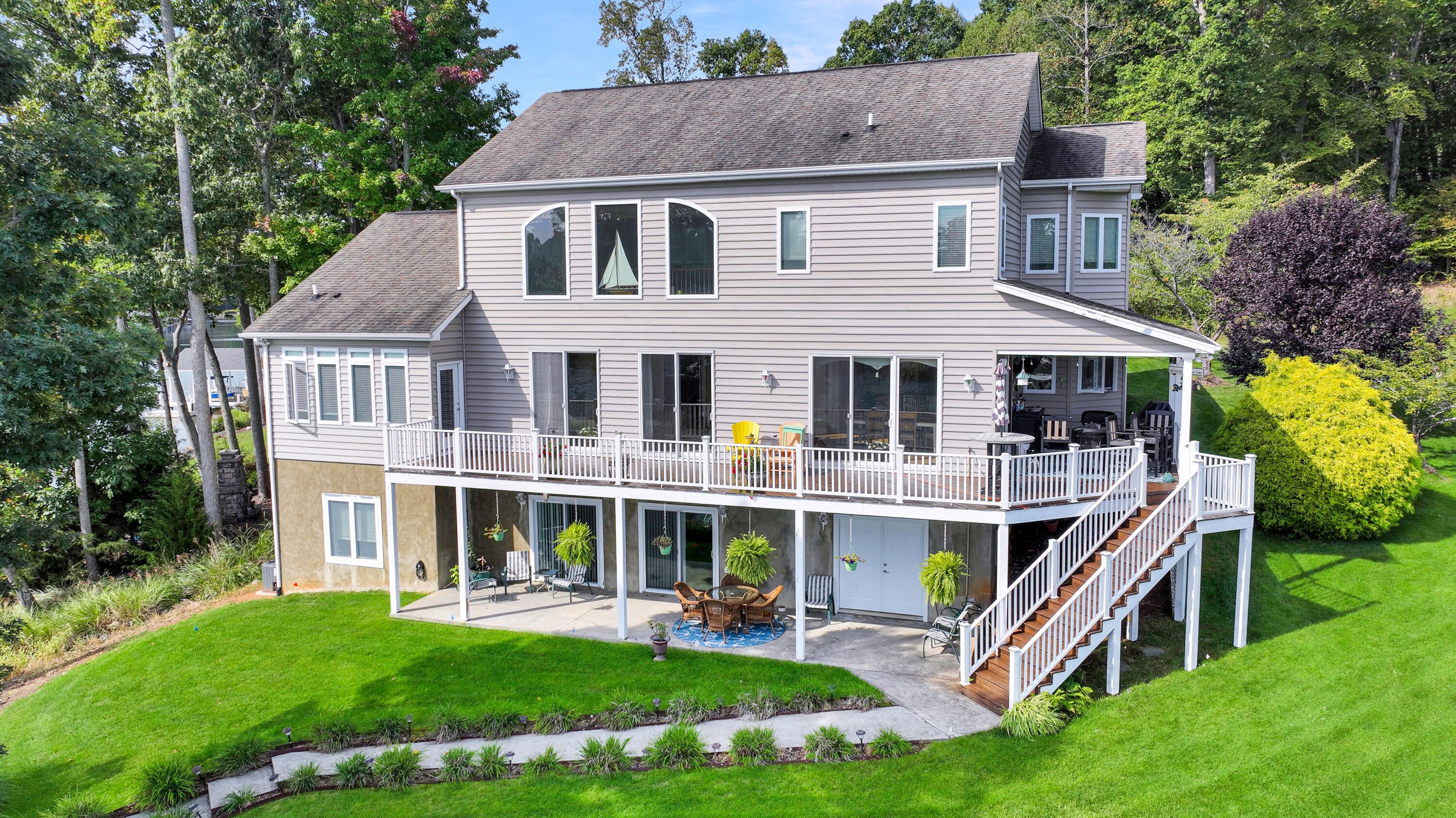 Moneta, Virginia, 24121, United States, 4 Bedrooms Bedrooms, ,4 BathroomsBathrooms,Residential,Active,1945250