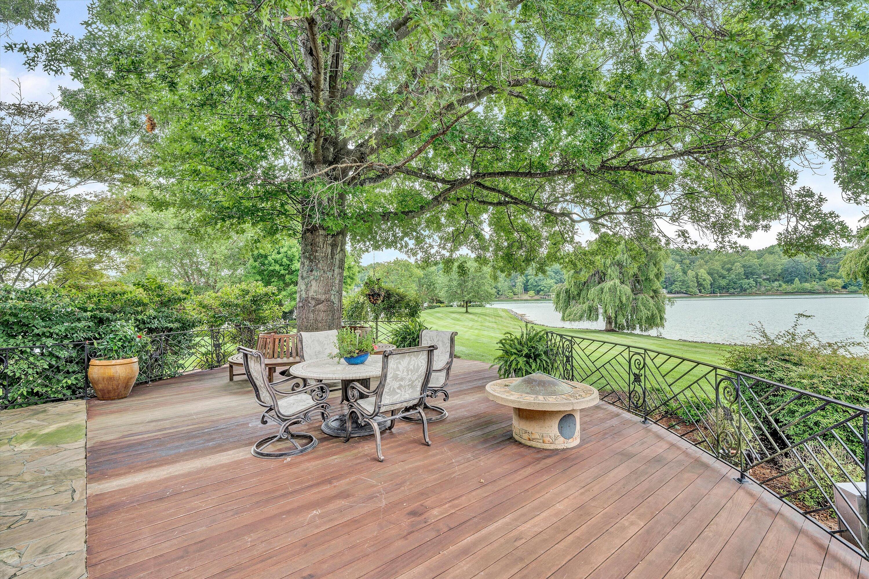 Moneta, Virginia, 24121, United States, 5 Bedrooms Bedrooms, ,9 BathroomsBathrooms,Residential,Active,1919403